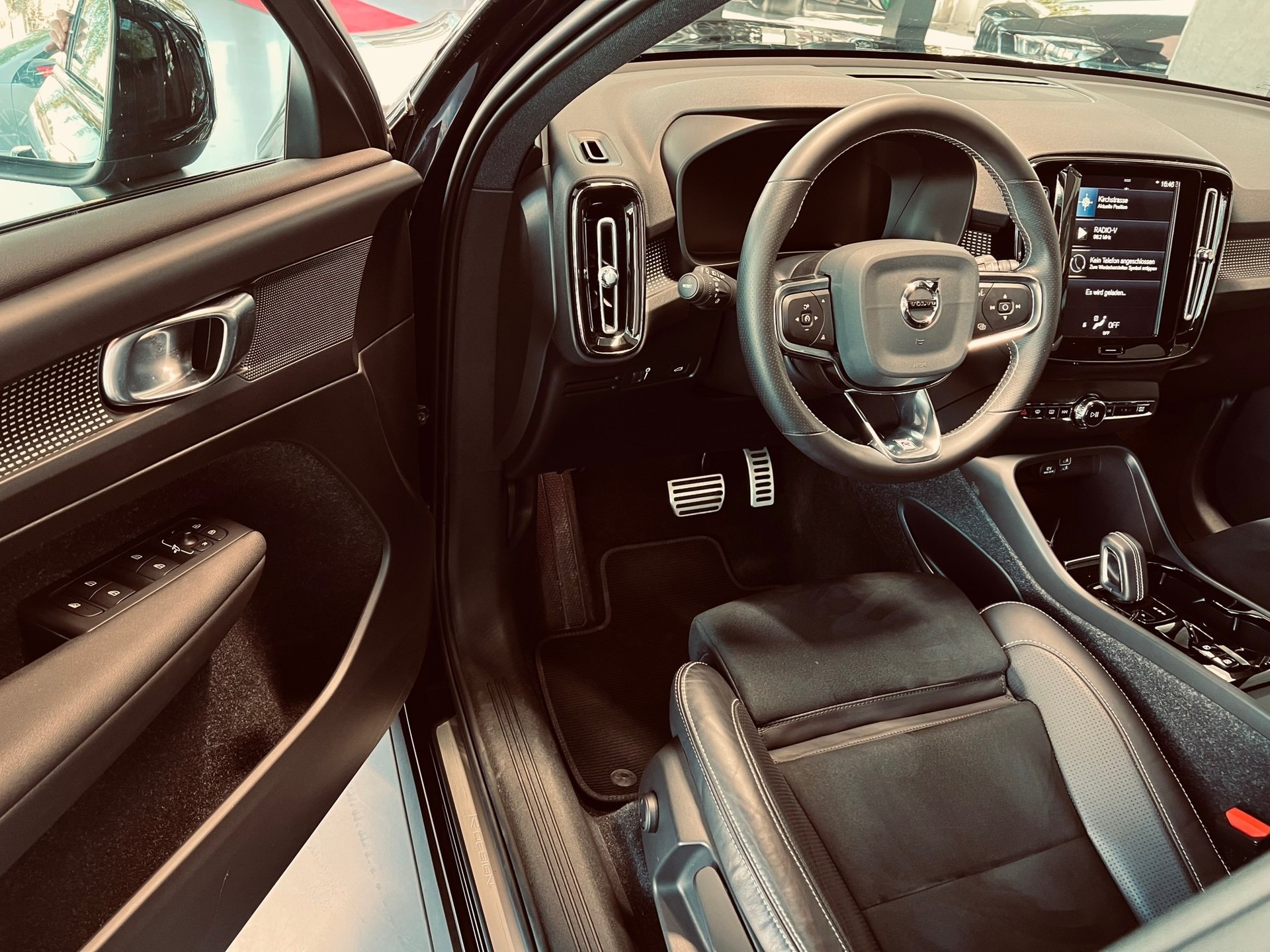 VOLVO XC40 D4 AWD R-Design Geartronic-image-6