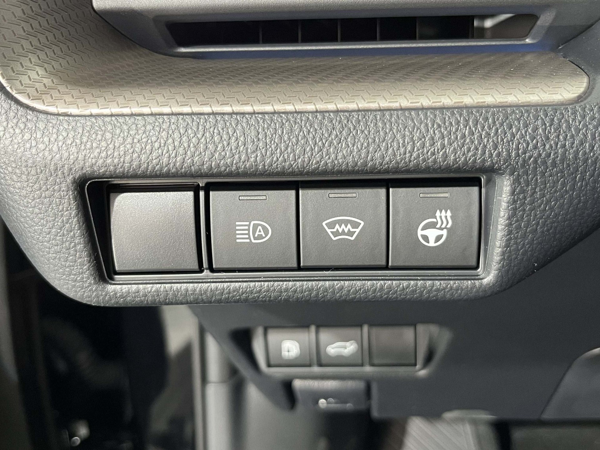 TOYOTA Prius 2.0 Plug-In-Hybrid Style-image-12