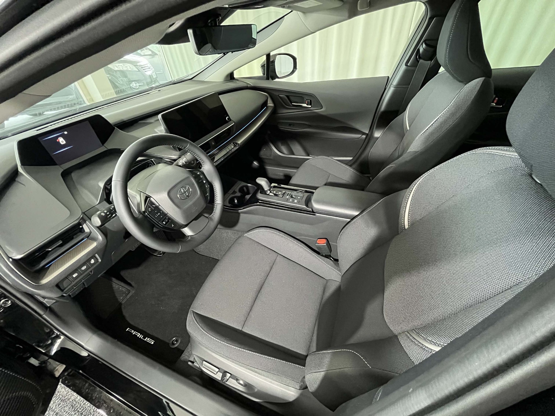 TOYOTA Prius 2.0 Plug-In-Hybrid Style-image-5