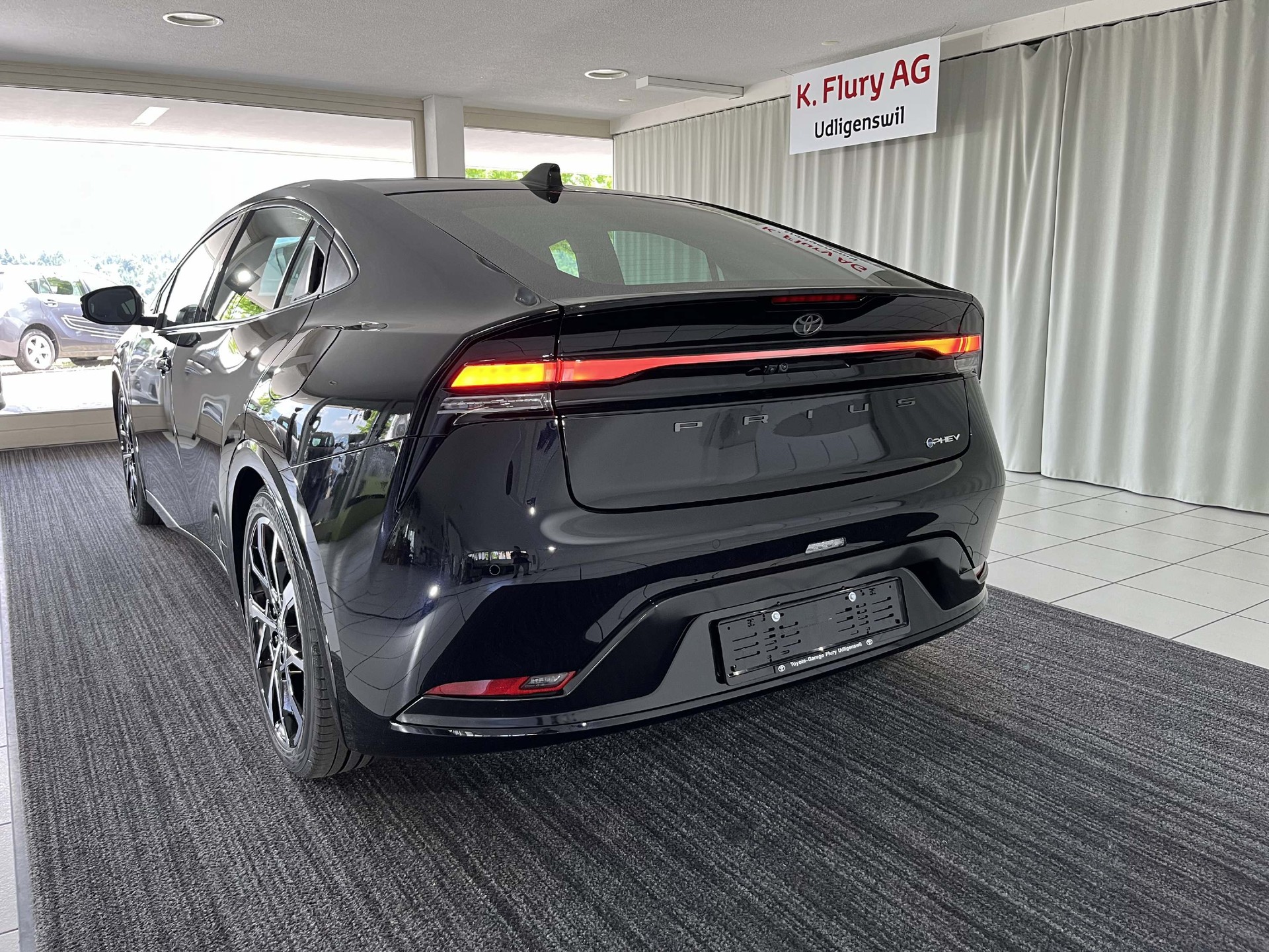 TOYOTA Prius 2.0 Plug-In-Hybrid Style-image-2