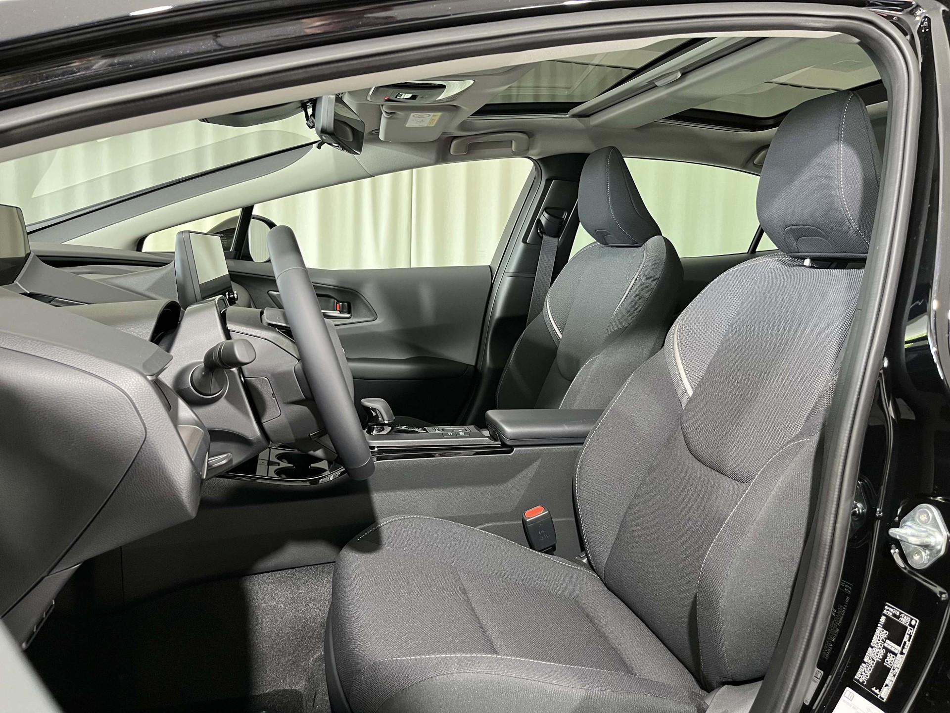 TOYOTA Prius 2.0 Plug-In-Hybrid Style-image-6