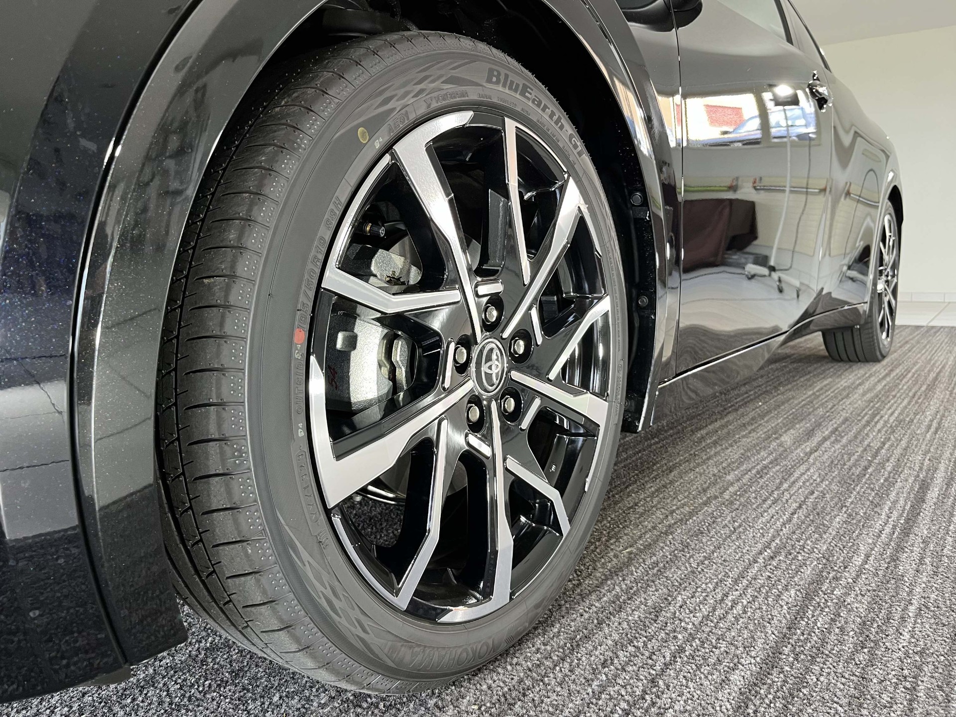 TOYOTA Prius 2.0 Plug-In-Hybrid Style-image-4