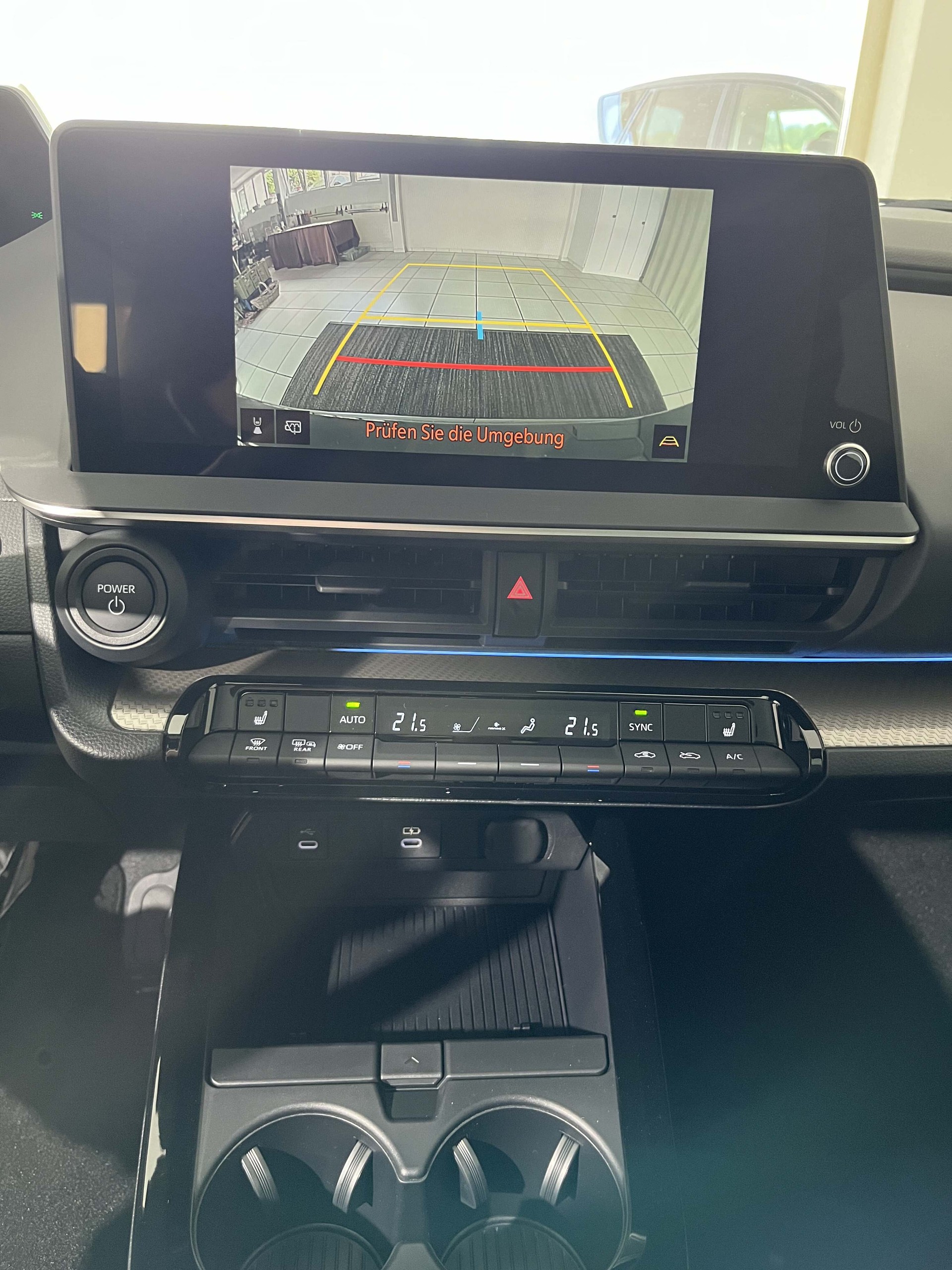 TOYOTA Prius 2.0 Plug-In-Hybrid Style-image-9