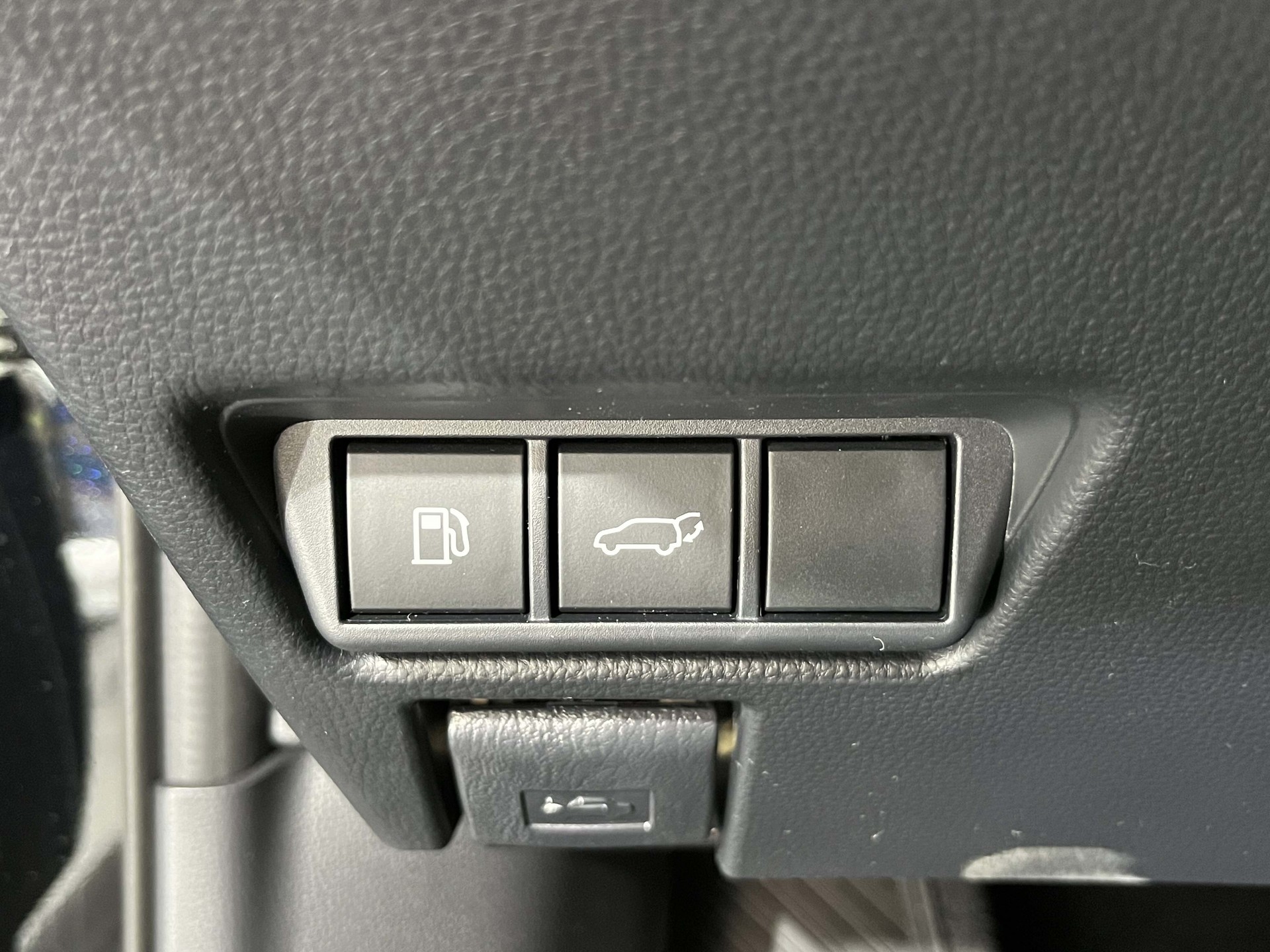 TOYOTA Prius 2.0 Plug-In-Hybrid Style-image-13