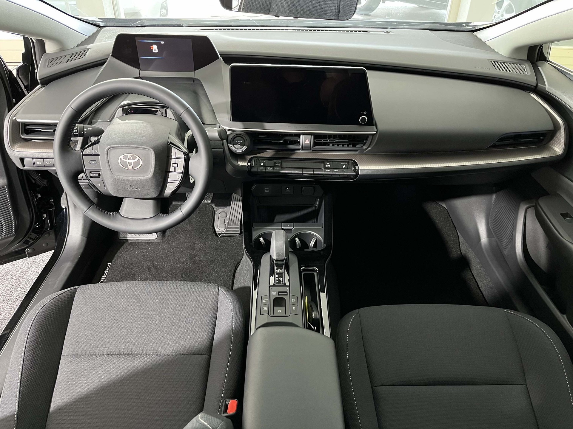 TOYOTA Prius 2.0 Plug-In-Hybrid Style-image-8