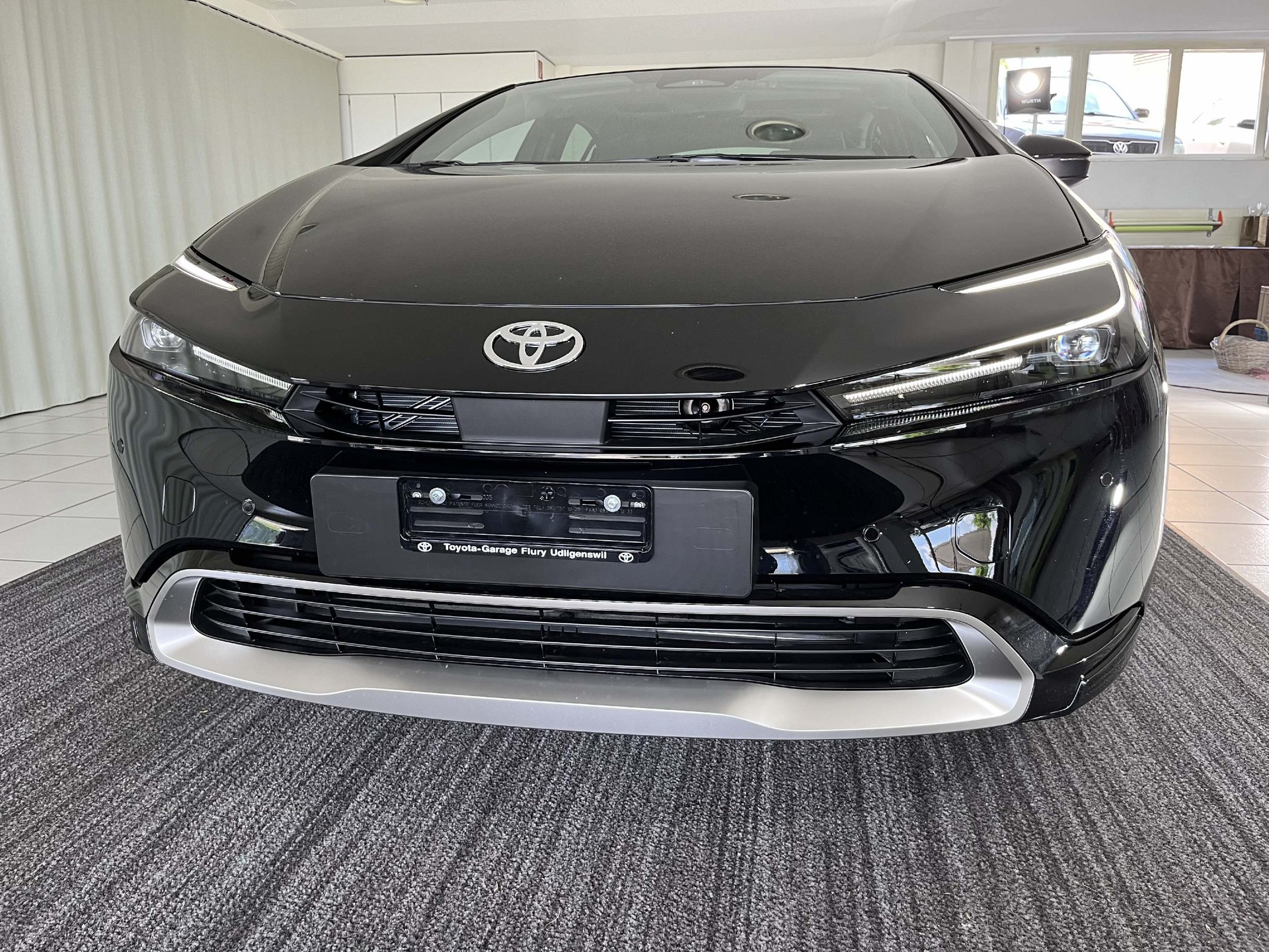 TOYOTA Prius 2.0 Plug-In-Hybrid Style-image-3