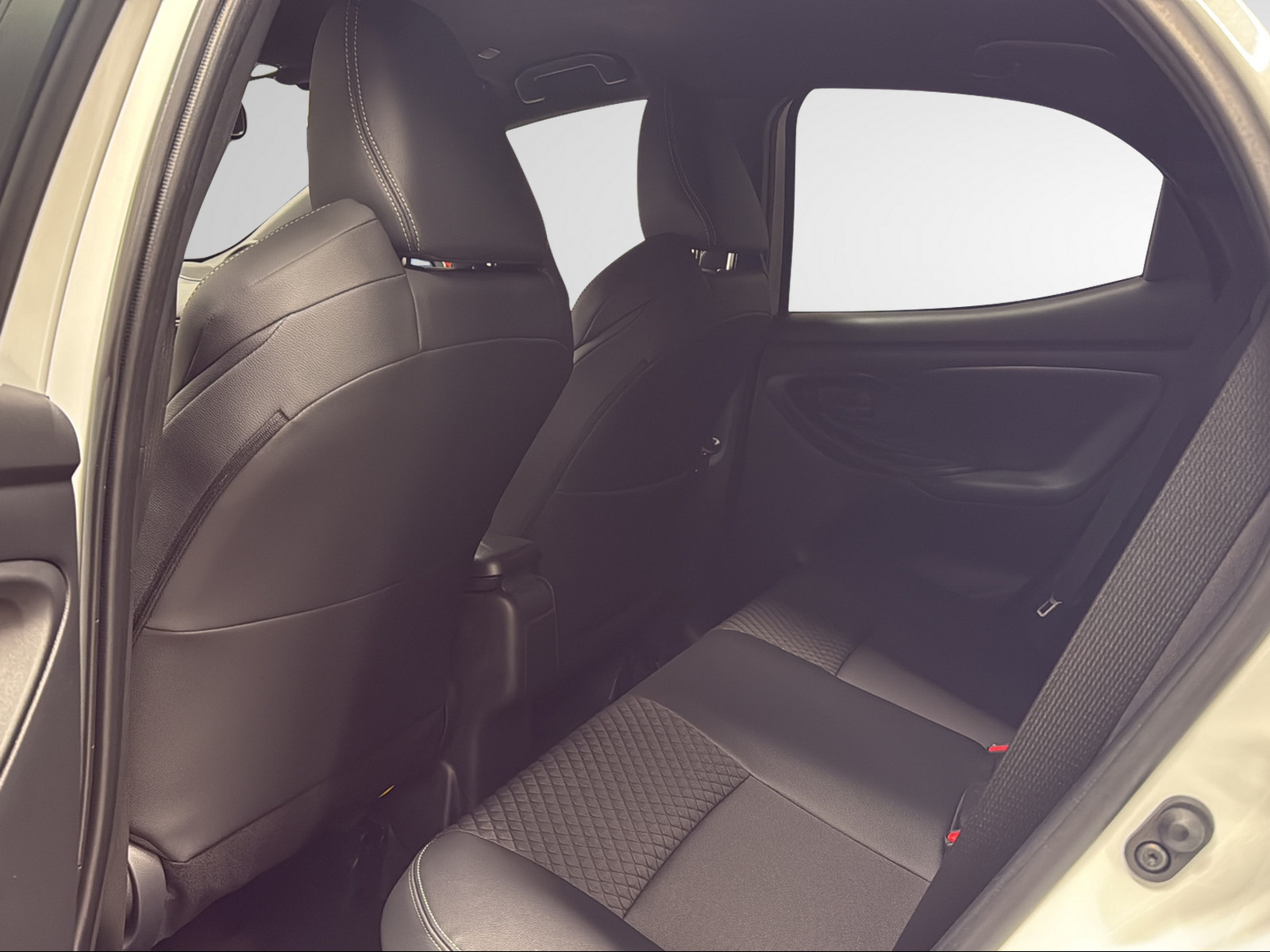 TOYOTA Yaris 1.5 Premium e-CVT-image-14
