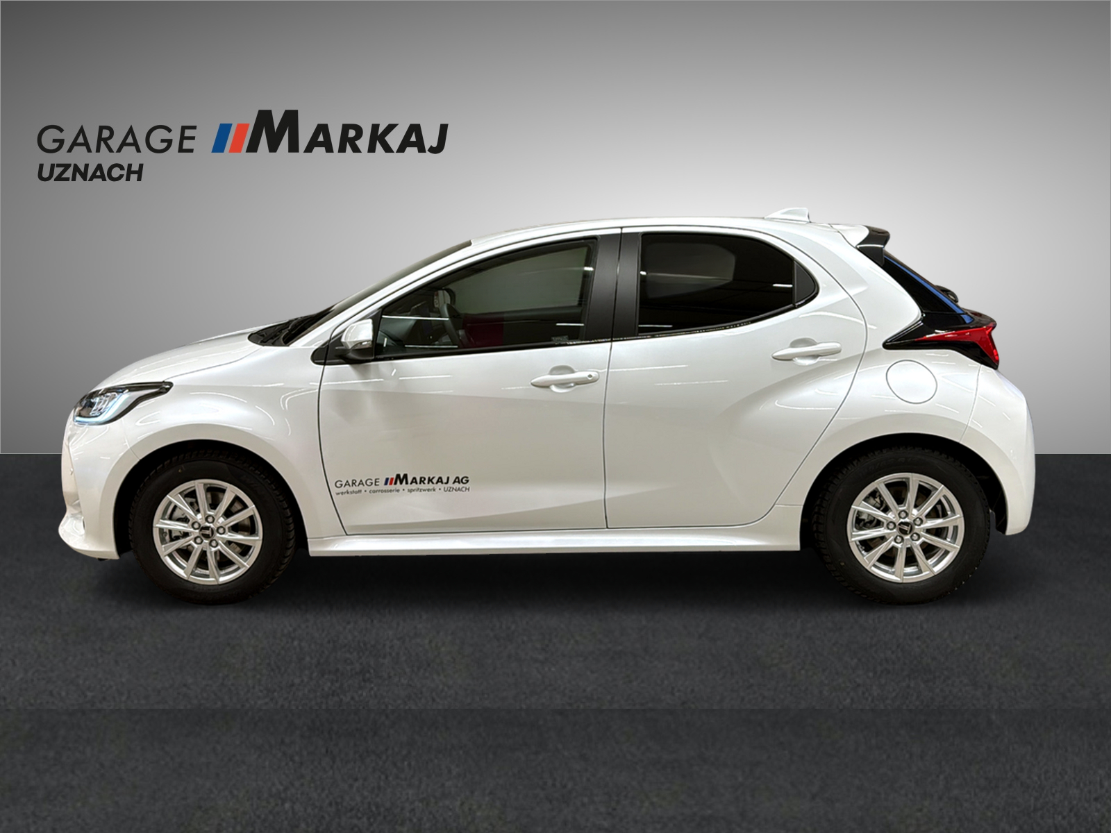 TOYOTA Yaris 1.5 Premium e-CVT-showroom-element-2