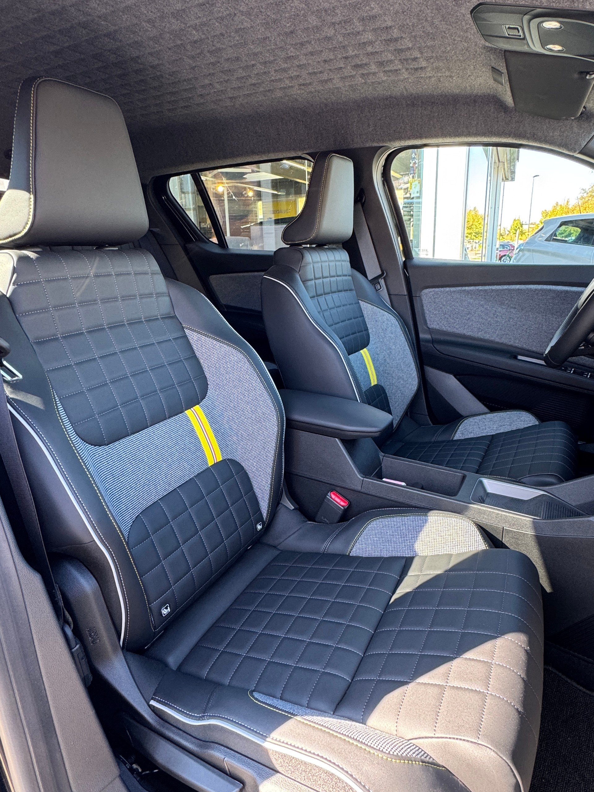 RENAULT R4 E-Tech Comfort Range 52 kWh Iconic-image-8