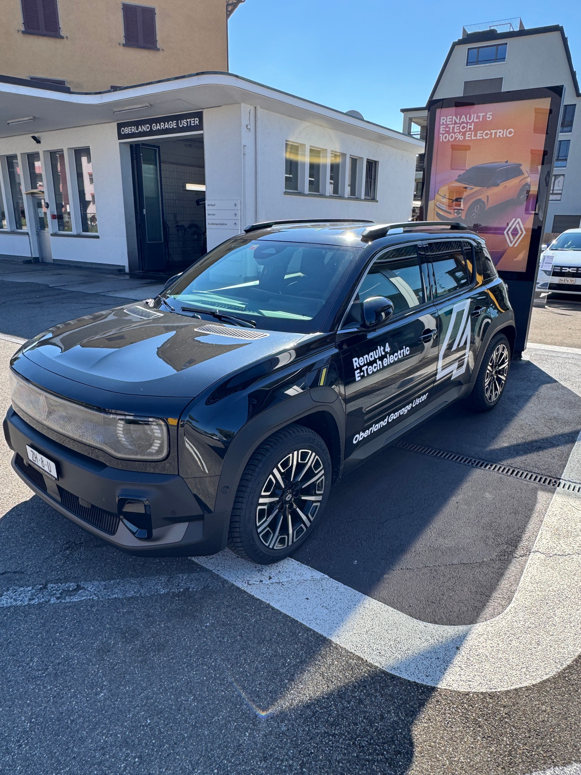 RENAULT R4 E-Tech Comfort Range 52 kWh Iconic-showroom-element-2