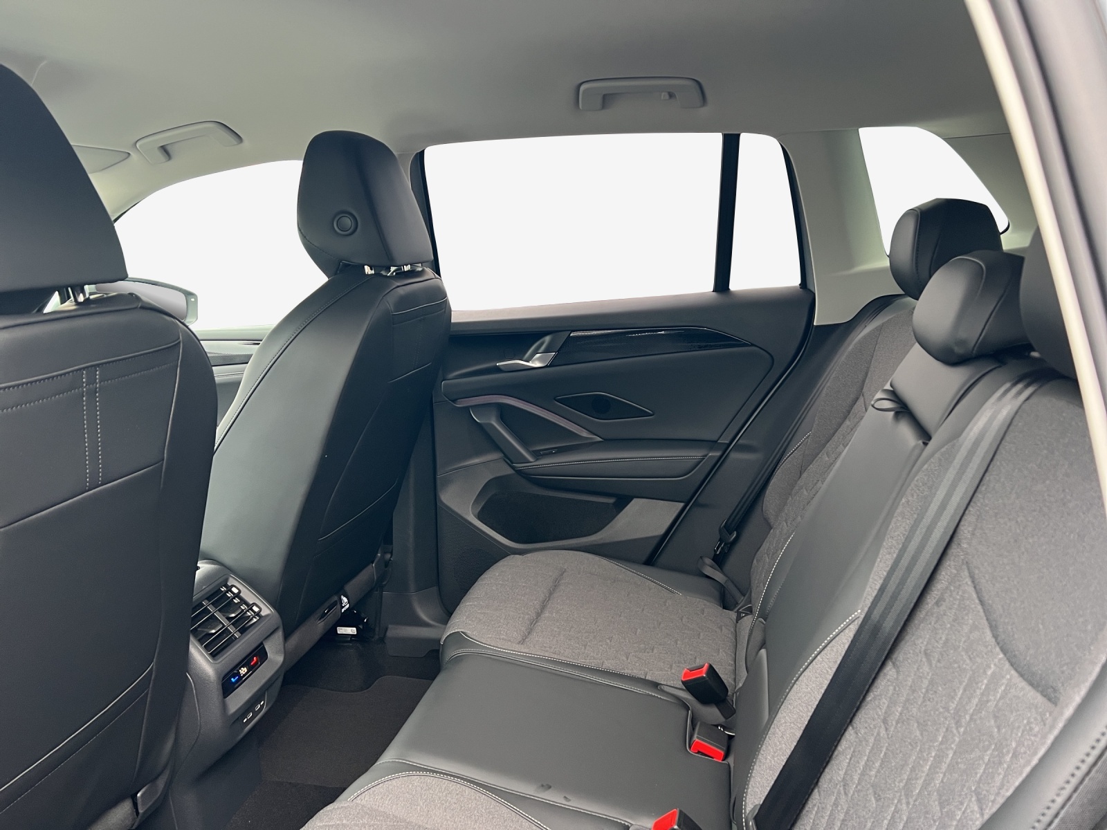 VW Tiguan 2.0 TSI DSG Life 4Motion-image-11