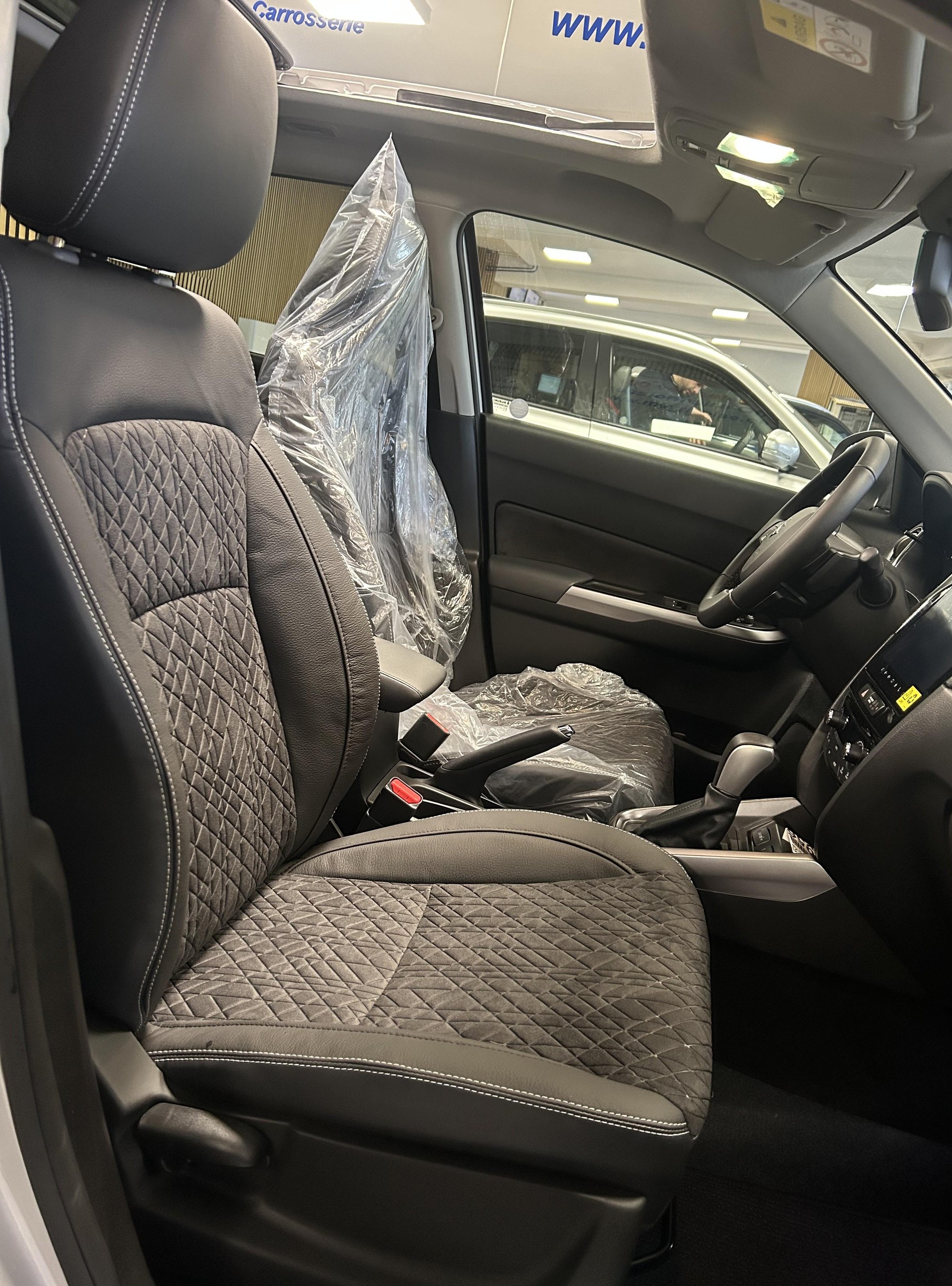 SUZUKI Vitara 1.4 T Sakura Top Hybrid 4x4-image-16