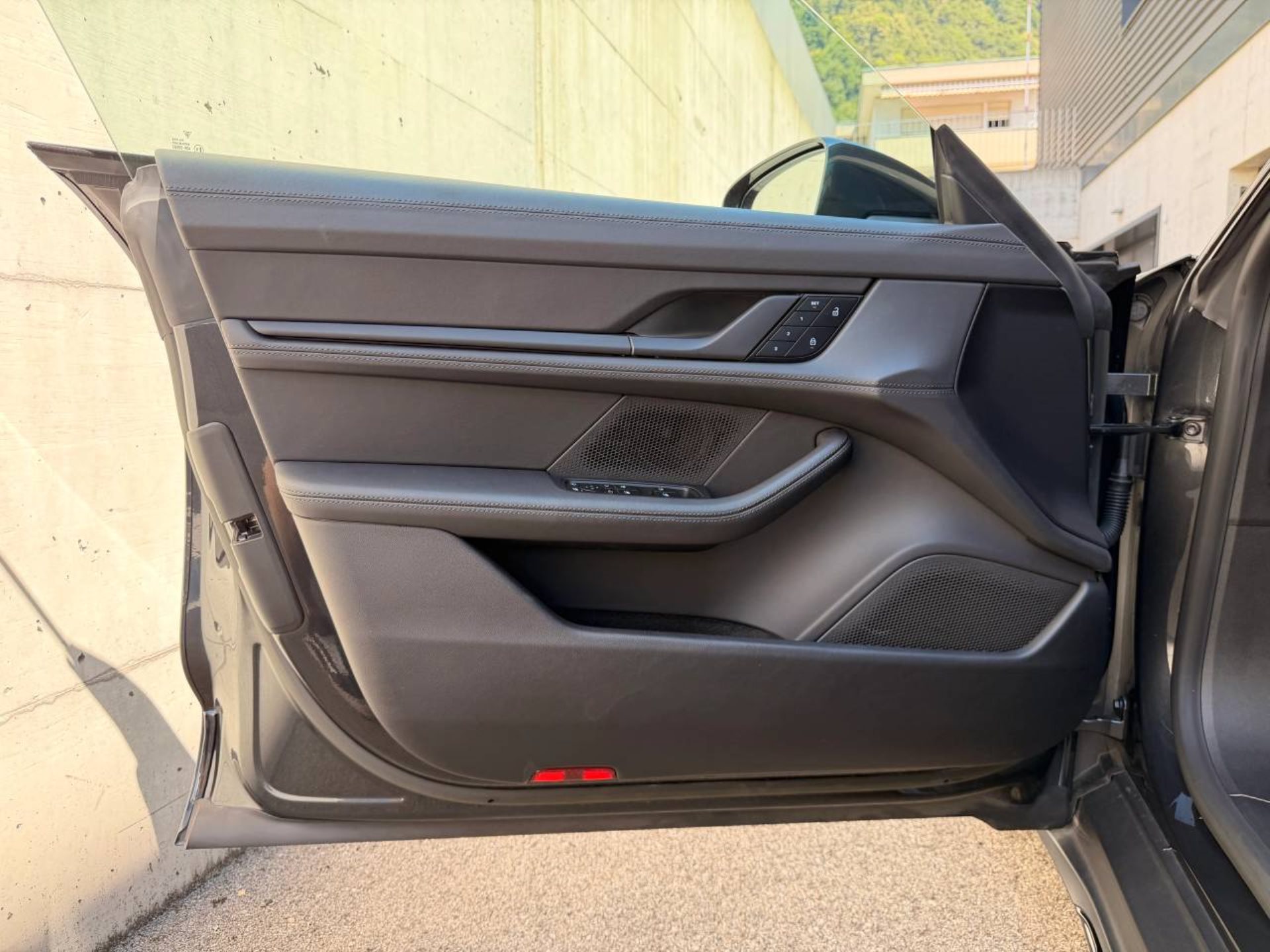 PORSCHE Taycan 4 Cross Turismo (MY23)-image-26