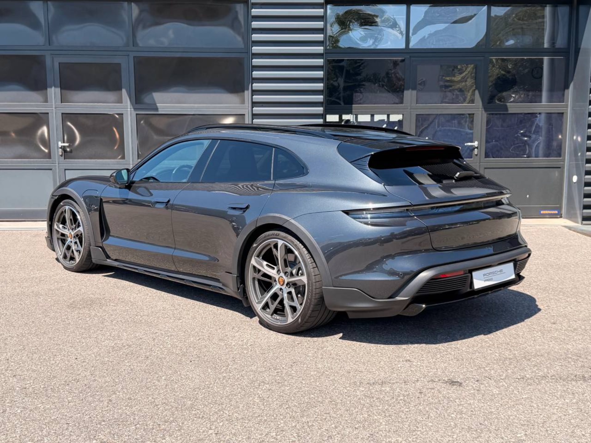 PORSCHE Taycan 4 Cross Turismo (MY23)-image-2
