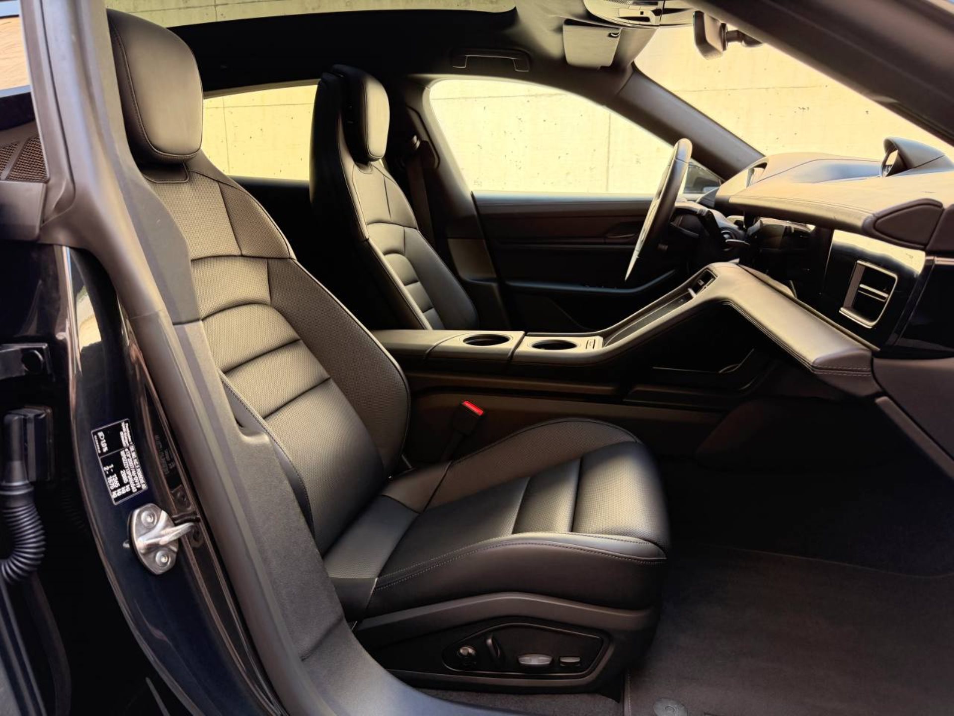PORSCHE Taycan 4 Cross Turismo (MY23)-image-21