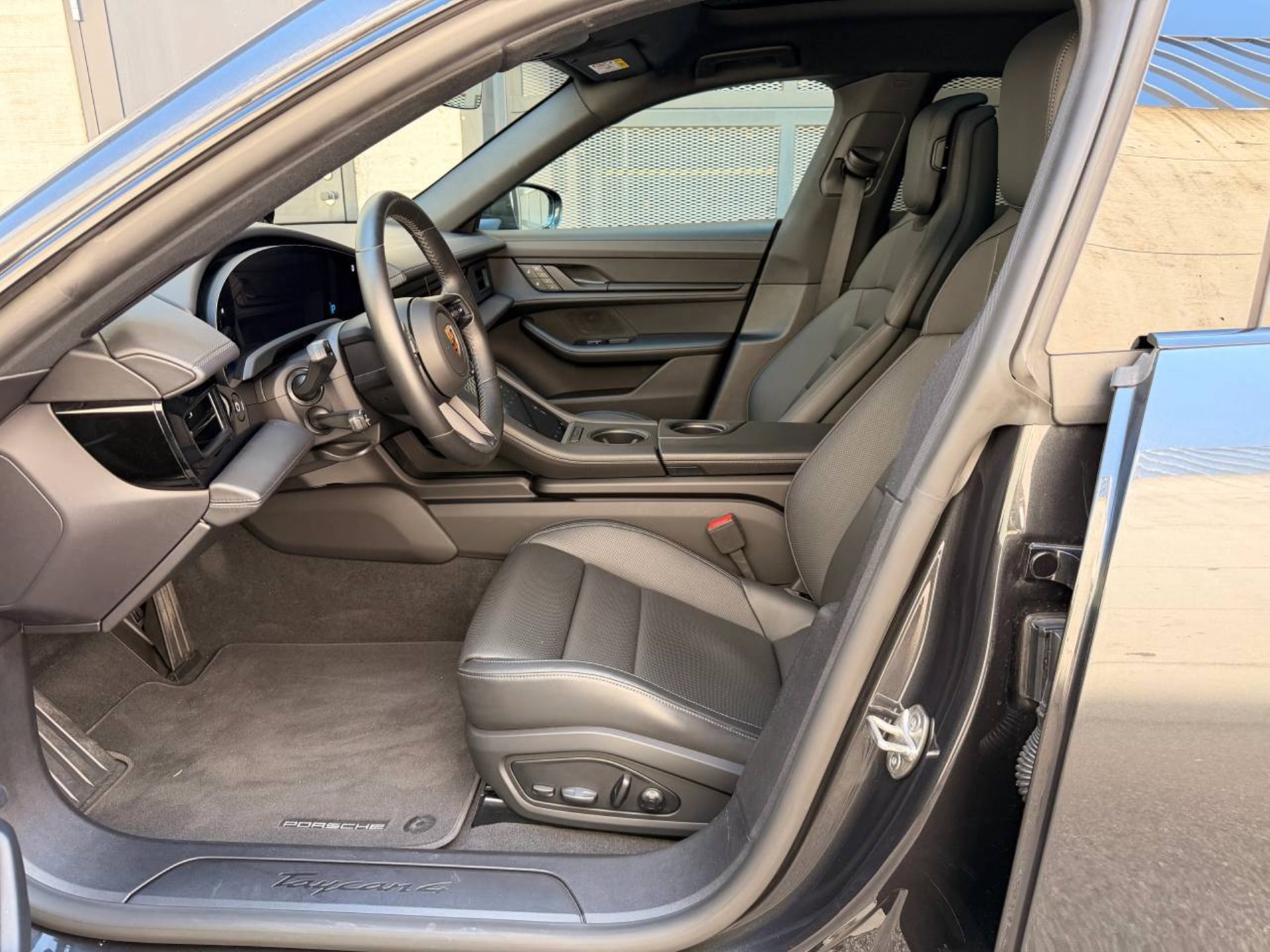 PORSCHE Taycan 4 Cross Turismo (MY23)-image-4