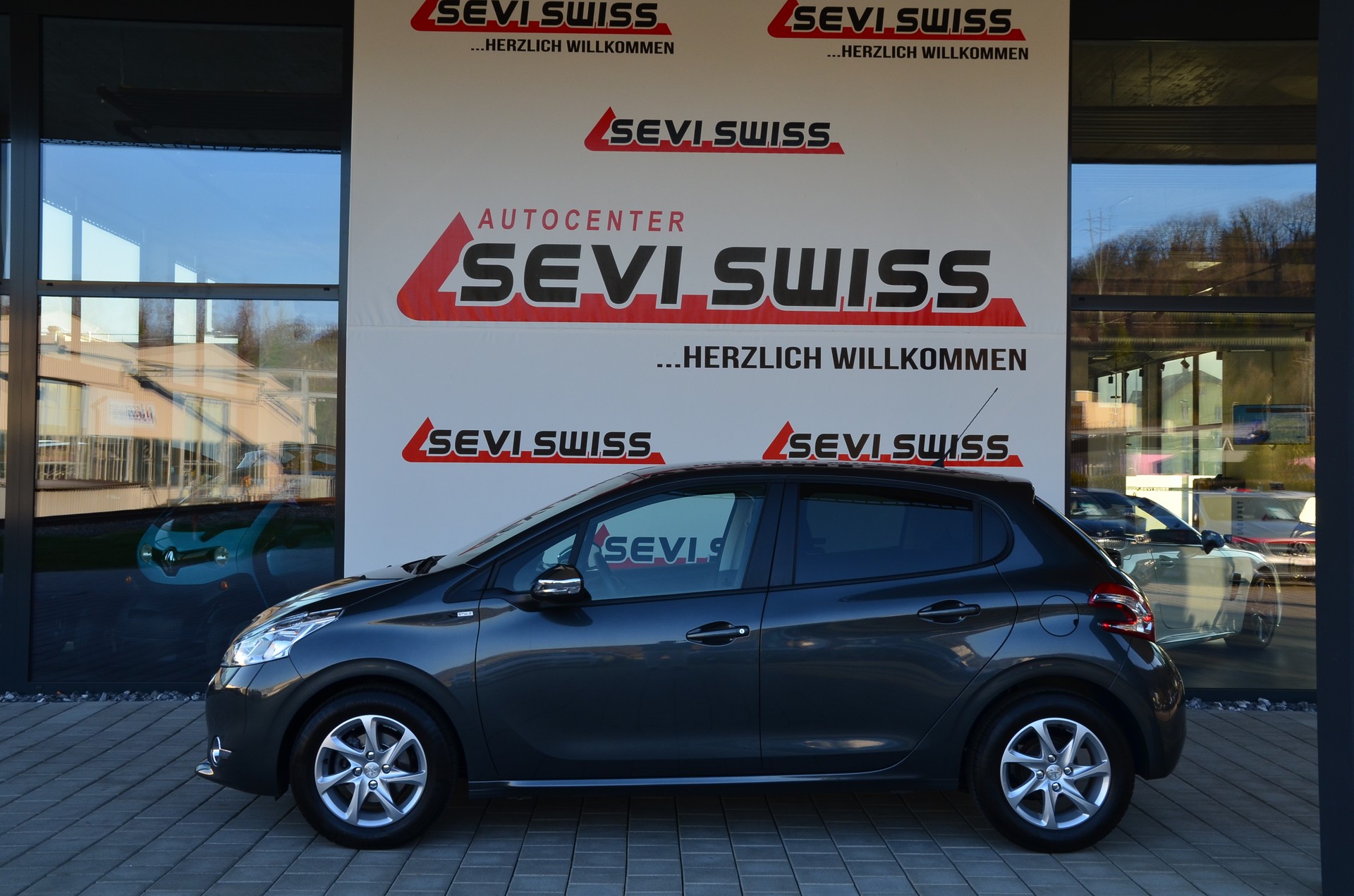 PEUGEOT 208 1.2 VTI Style*Aus erster Hand*Frisch ab MFK,1 Jahr oder 20000km Garantie*-image-8