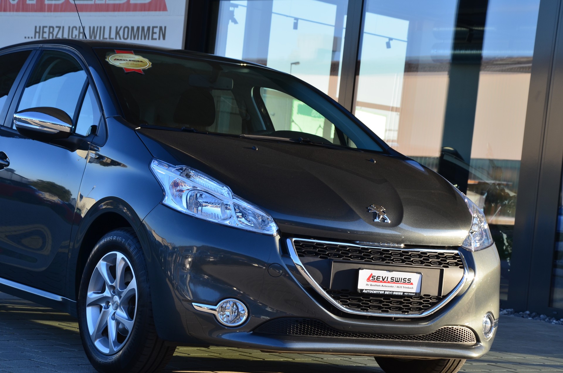 PEUGEOT 208 1.2 VTI Style*Aus erster Hand*Frisch ab MFK,1 Jahr oder 20000km Garantie*-image-2