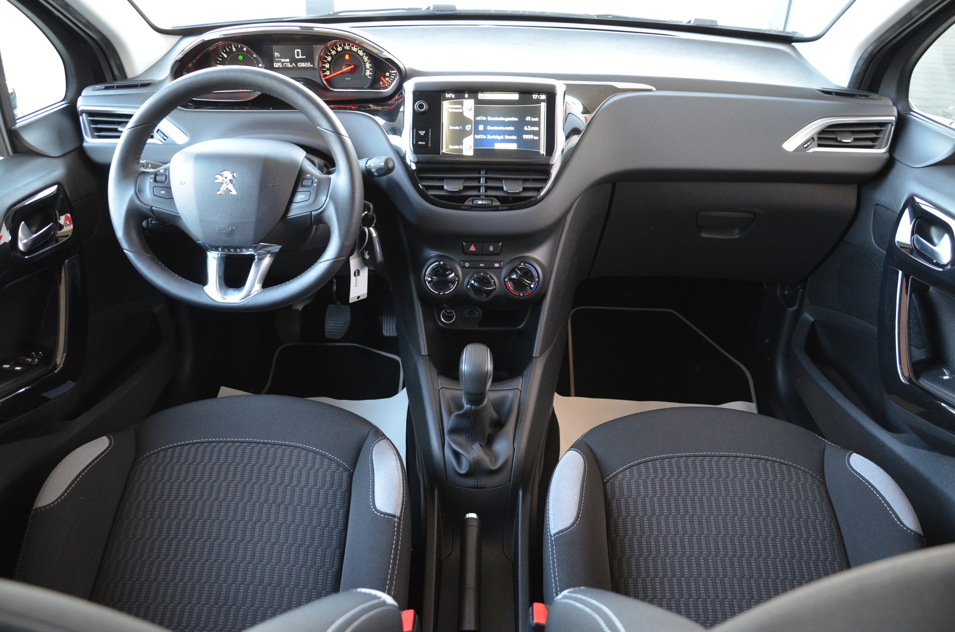 PEUGEOT 208 1.2 VTI Style*Aus erster Hand*Frisch ab MFK,1 Jahr oder 20000km Garantie*-image-12