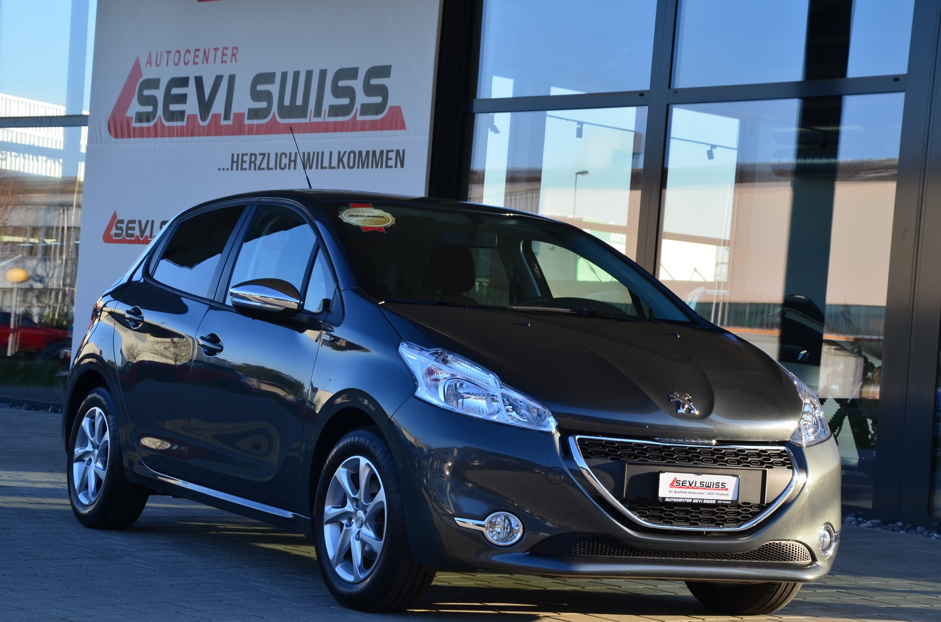 PEUGEOT 208 1.2 VTI Style*Aus erster Hand*Frisch ab MFK,1 Jahr oder 20000km Garantie*-image-1
