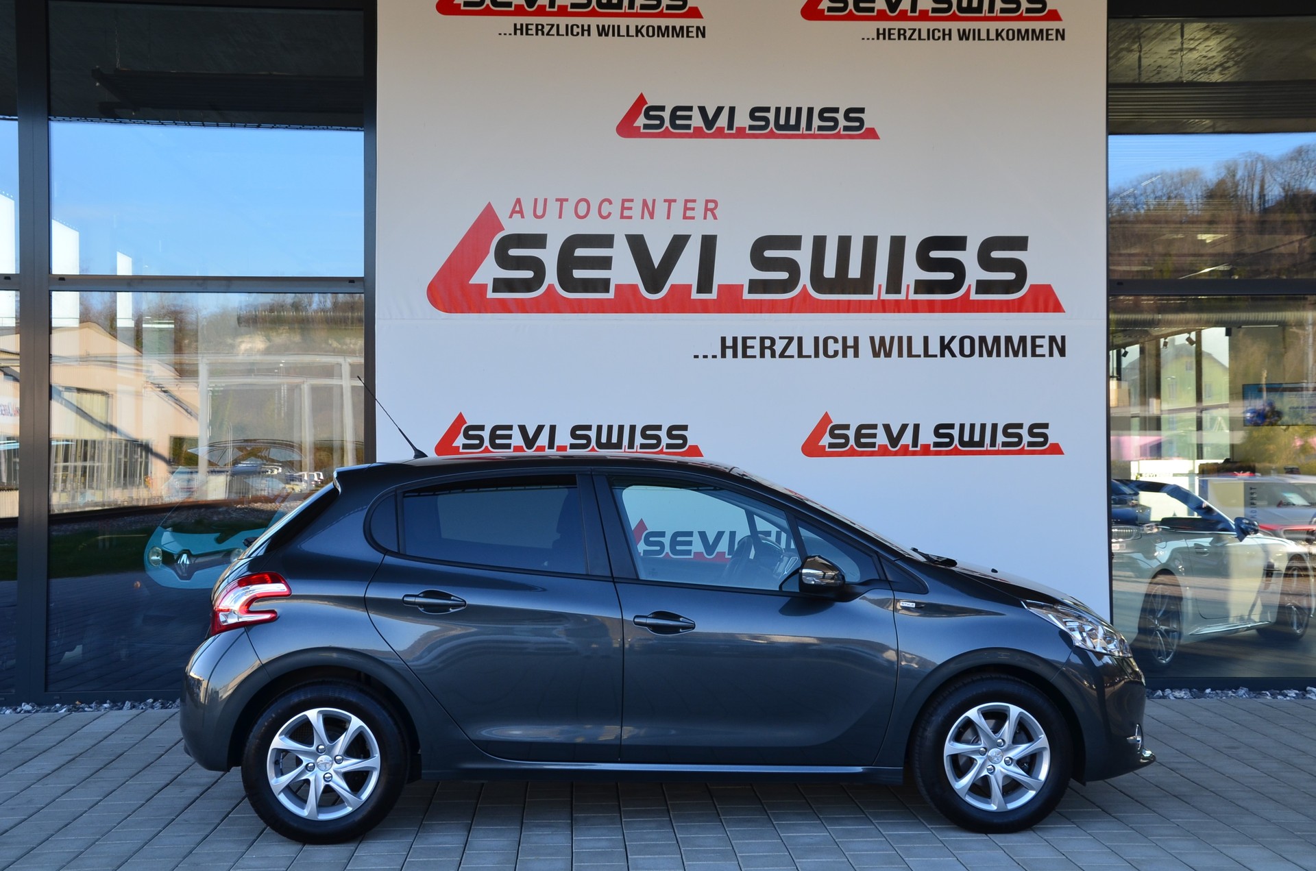PEUGEOT 208 1.2 VTI Style*Aus erster Hand*Frisch ab MFK,1 Jahr oder 20000km Garantie*-image-4