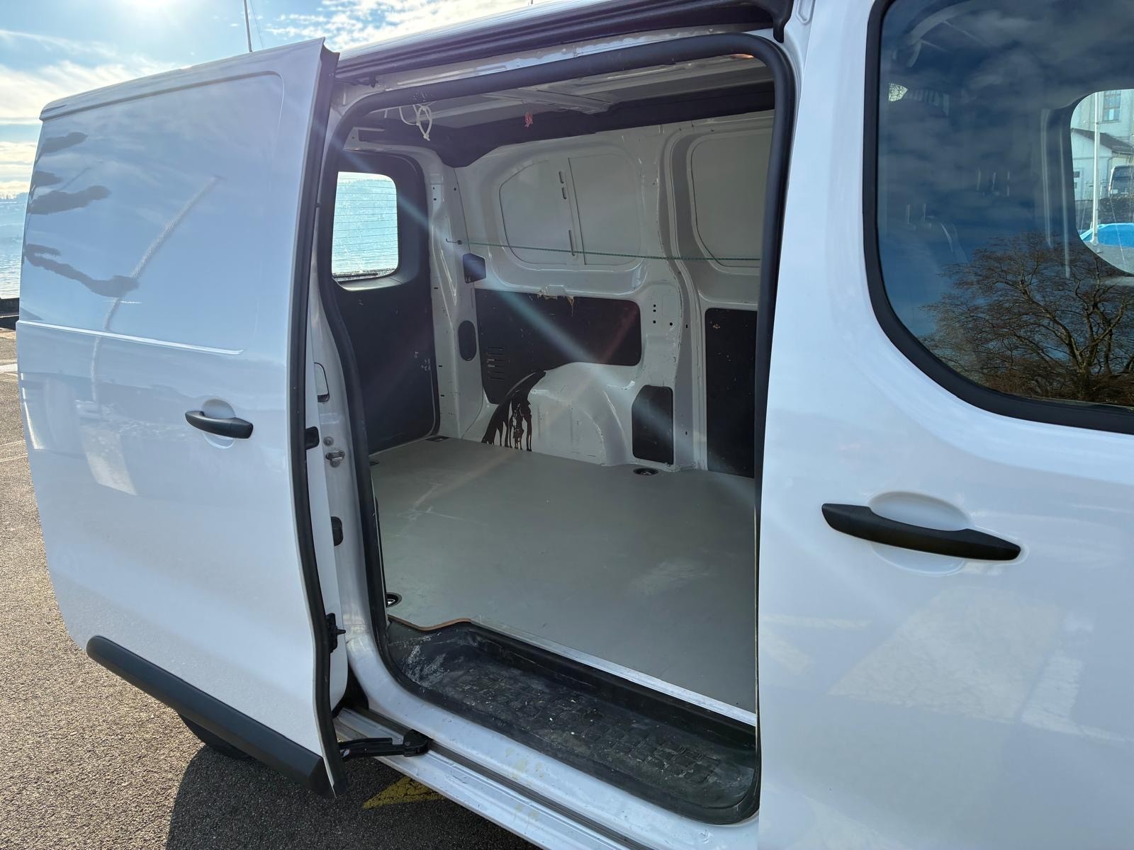 PEUGEOT Expert 1.5 BlueHDi 120 S&S Standard-image-10