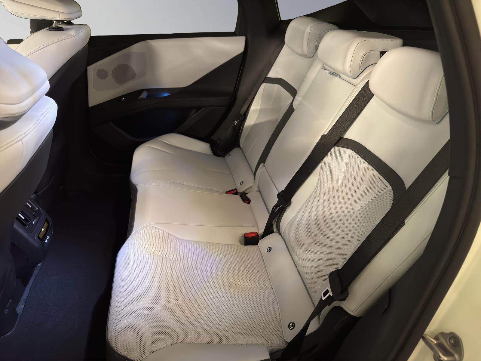 BMW iX3 50 xDrive-image-13