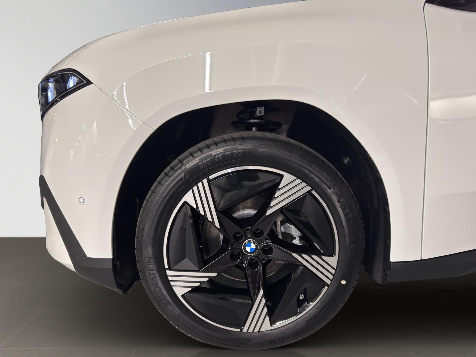 BMW iX3 50 xDrive-image-8