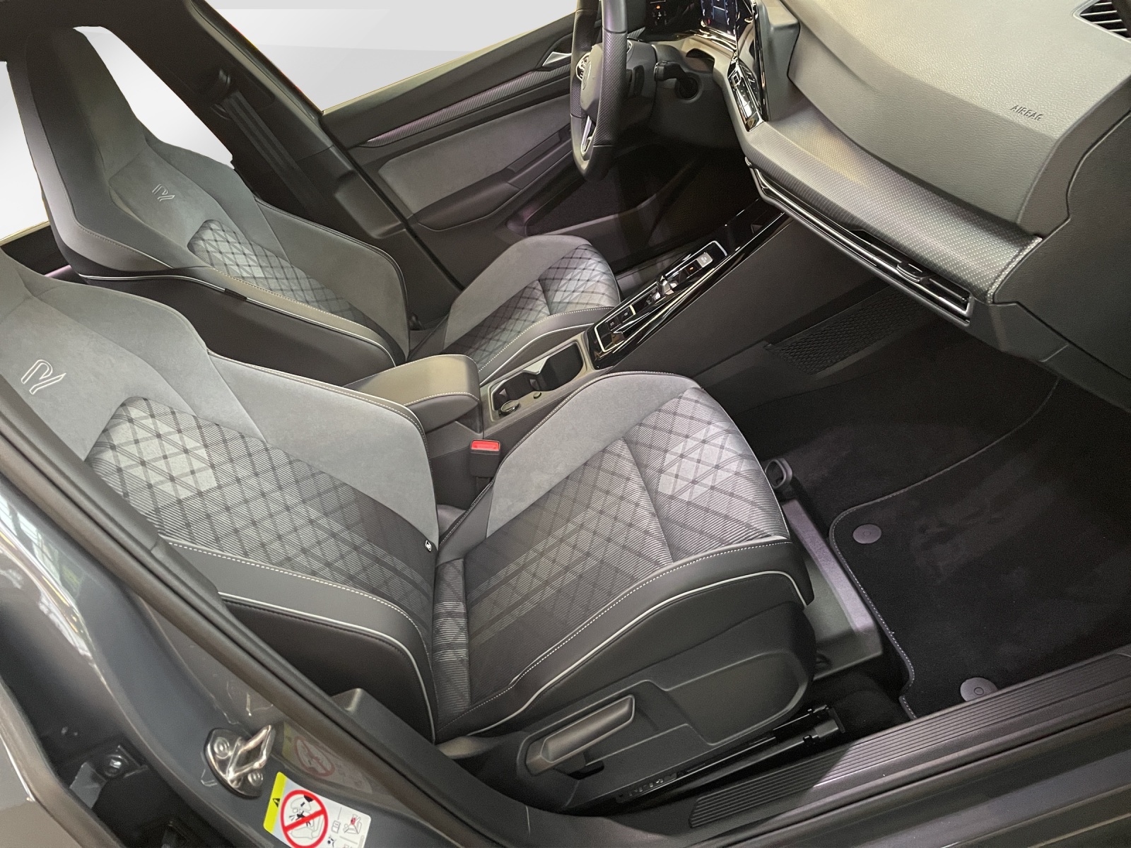 VW Golf VIII 1.5 eTSI R-Line DSG-image-8