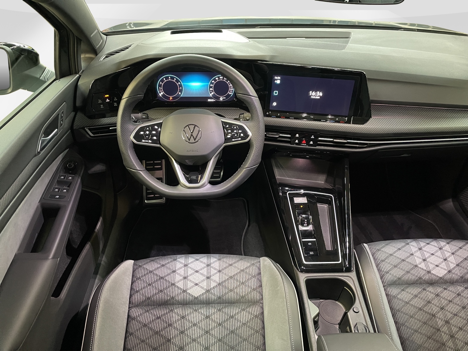 VW Golf VIII 1.5 eTSI R-Line DSG-image-7