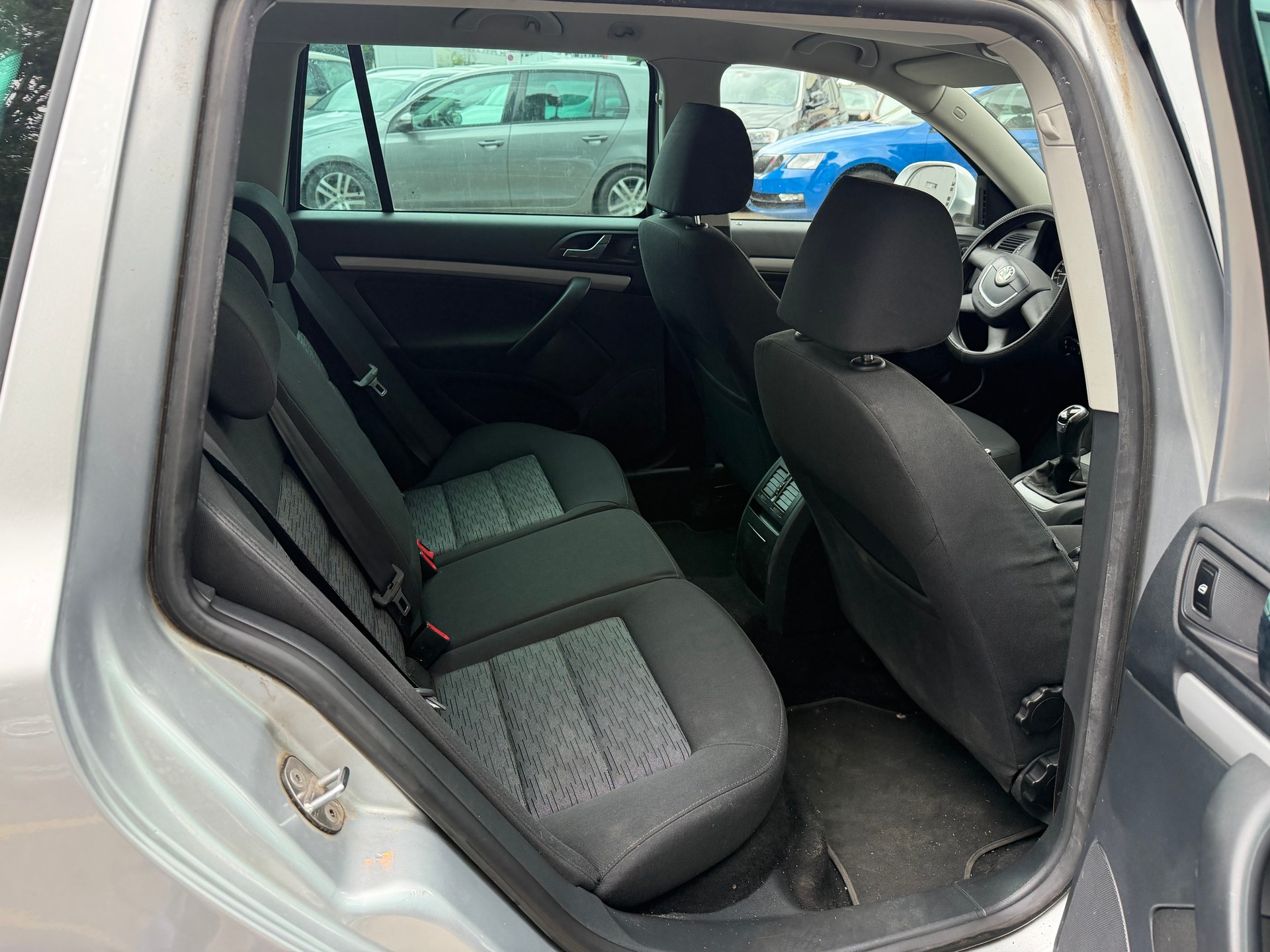 SKODA Octavia Combi 1.6 TDI Elegance-image-11