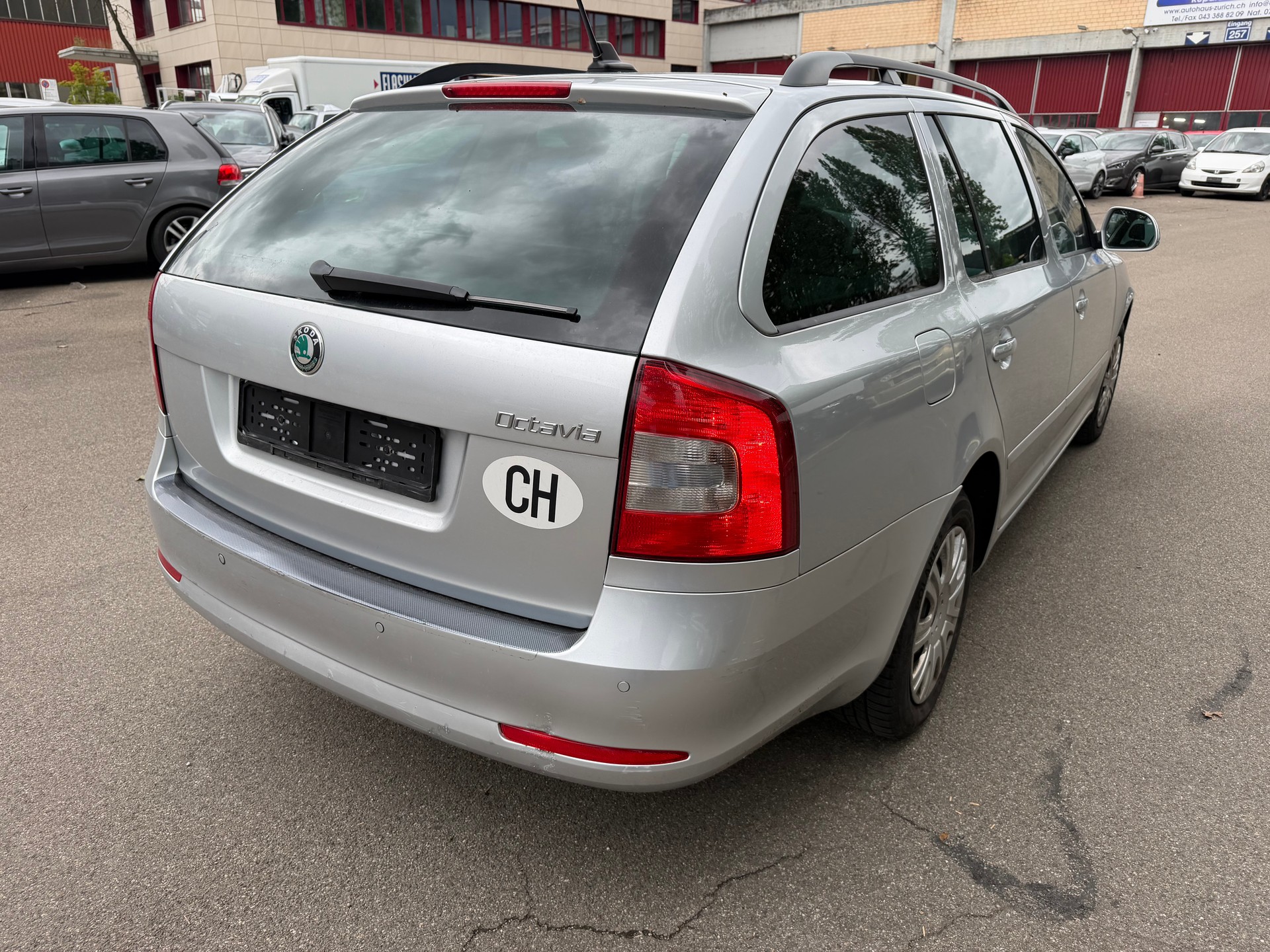 SKODA Octavia Combi 1.6 TDI Elegance-image-5