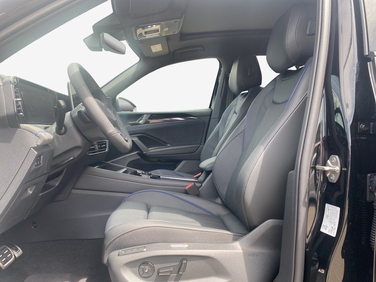 VW Tiguan 2.0 TDI SCR R-Line 4Motion DSG-image-7
