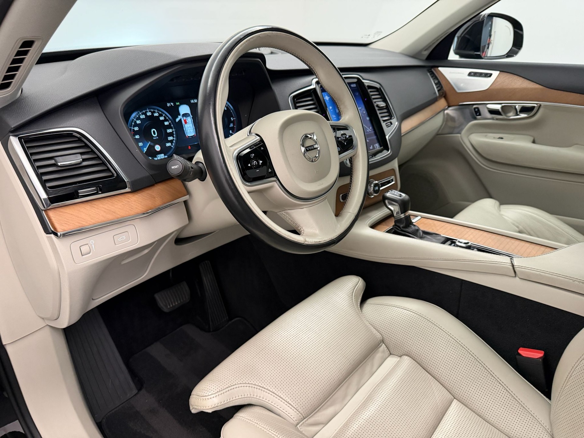 VOLVO XC90 D5 AWD Inscription Geartronic-image-12