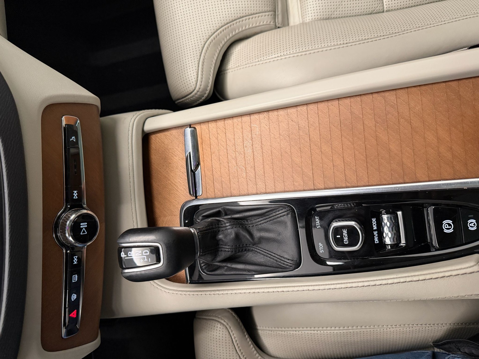 VOLVO XC90 D5 AWD Inscription Geartronic-image-27