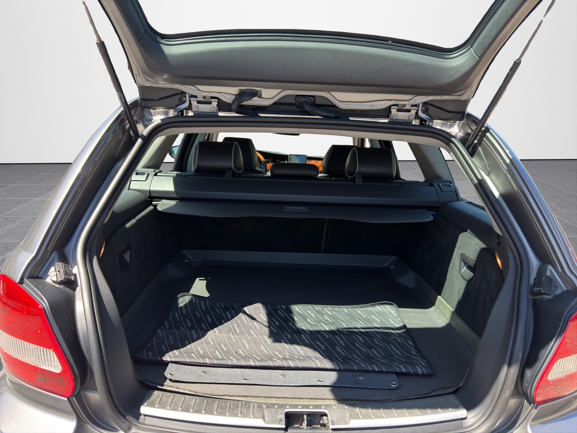JAGUAR X-Type Estate 3.0 V6 Traction4 Sov. Anniv. Aut.-image-12