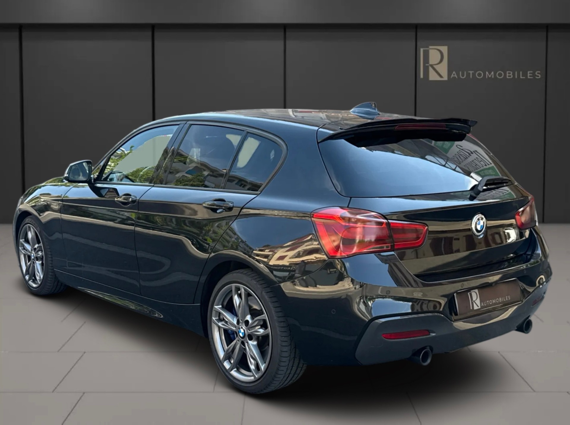 BMW M135i xDrive Steptronic-image-5