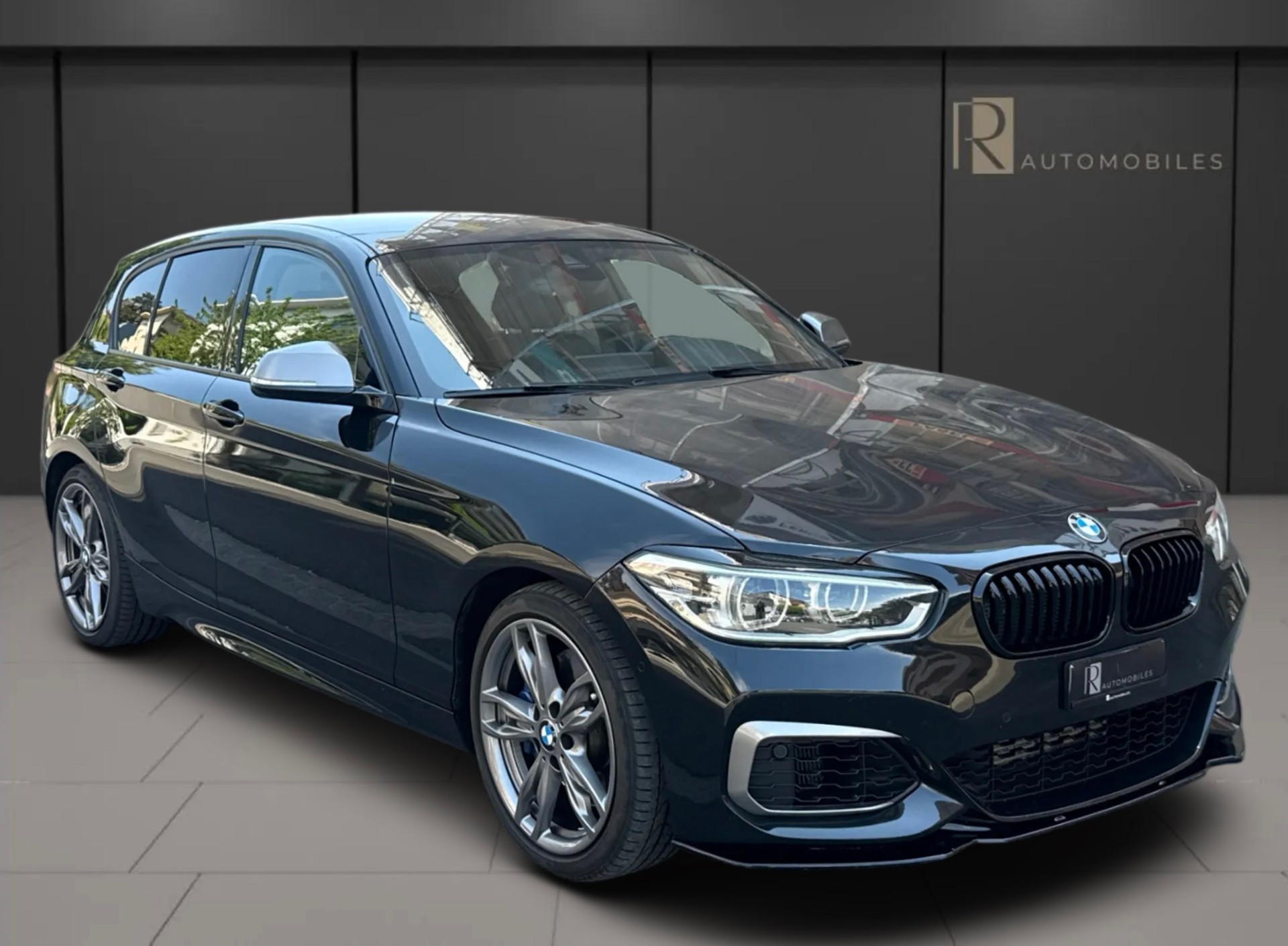 BMW M135i xDrive Steptronic-image-0