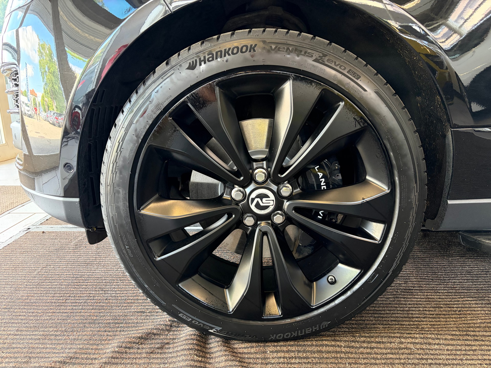 LAND ROVER Range Rover 5.0 V8 S/C SV AB Dynamic | CH | ALL BLACK | Fond Entertain 10" Multimedia | Standheiz. | Pano | HeadUp | Kühlbox |-image-9
