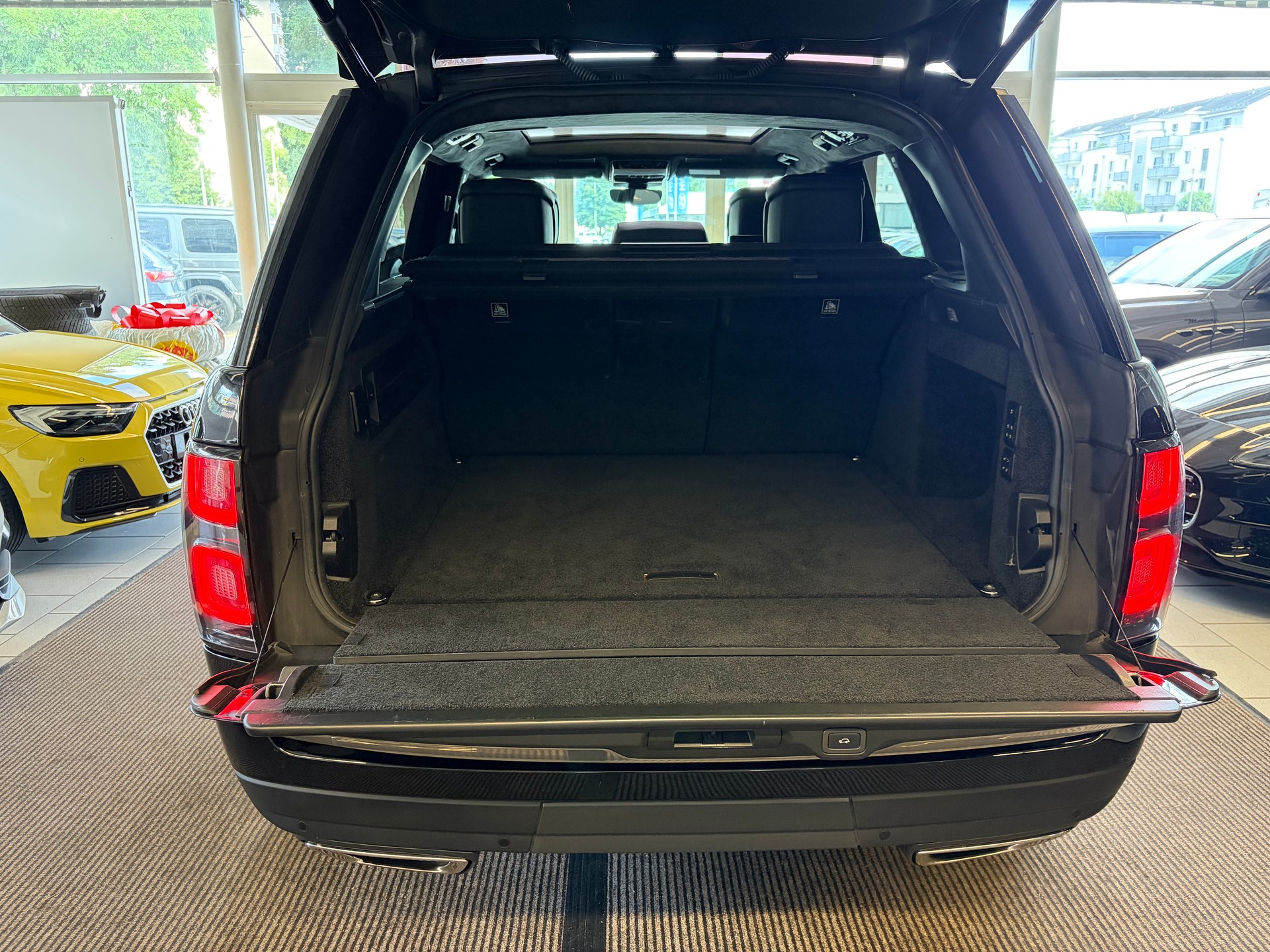 LAND ROVER Range Rover 5.0 V8 S/C SV AB Dynamic | CH | ALL BLACK | Fond Entertain 10" Multimedia | Standheiz. | Pano | HeadUp | Kühlbox |-image-30