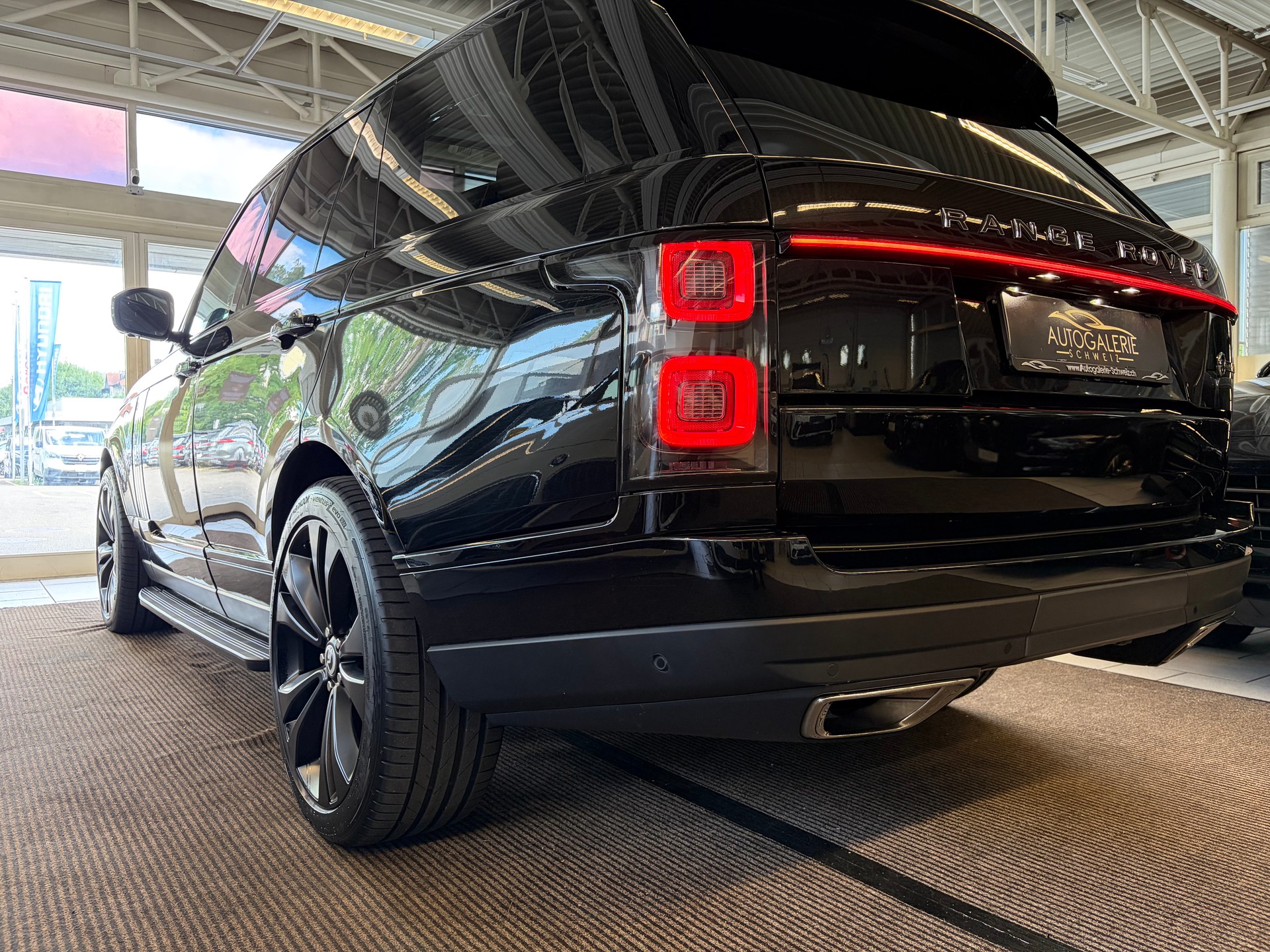 LAND ROVER Range Rover 5.0 V8 S/C SV AB Dynamic | CH | ALL BLACK | Fond Entertain 10" Multimedia | Standheiz. | Pano | HeadUp | Kühlbox |-image-28