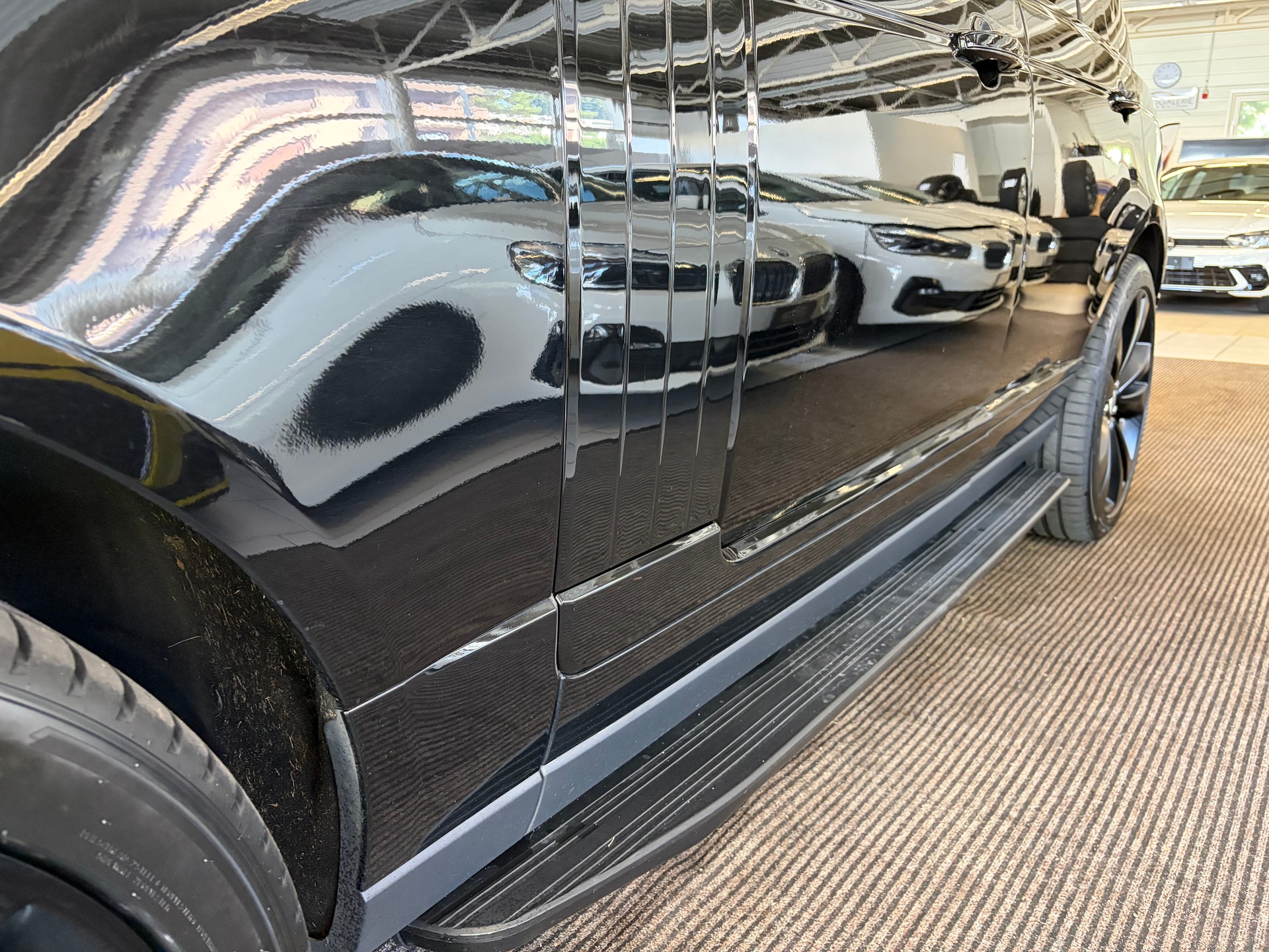 LAND ROVER Range Rover 5.0 V8 S/C SV AB Dynamic | CH | ALL BLACK | Fond Entertain 10" Multimedia | Standheiz. | Pano | HeadUp | Kühlbox |-image-42