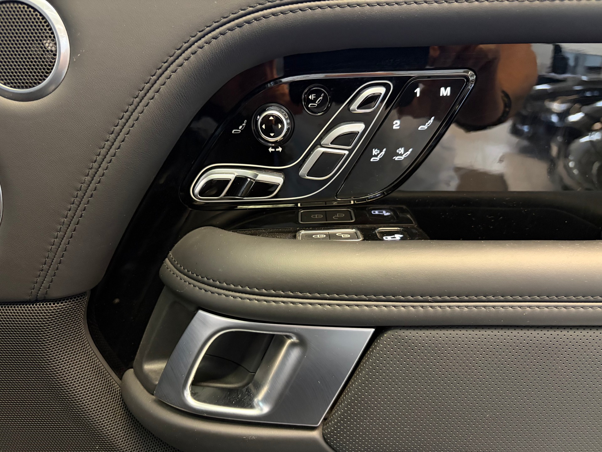 LAND ROVER Range Rover 5.0 V8 S/C SV AB Dynamic | CH | ALL BLACK | Fond Entertain 10" Multimedia | Standheiz. | Pano | HeadUp | Kühlbox |-image-35