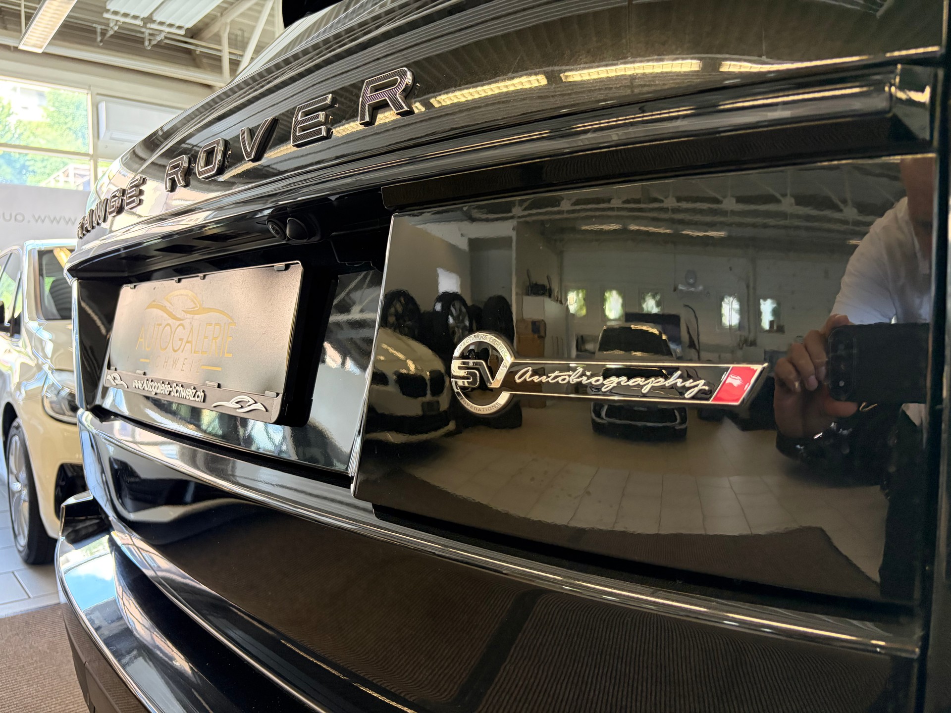 LAND ROVER Range Rover 5.0 V8 S/C SV AB Dynamic | CH | ALL BLACK | Fond Entertain 10" Multimedia | Standheiz. | Pano | HeadUp | Kühlbox |-image-33