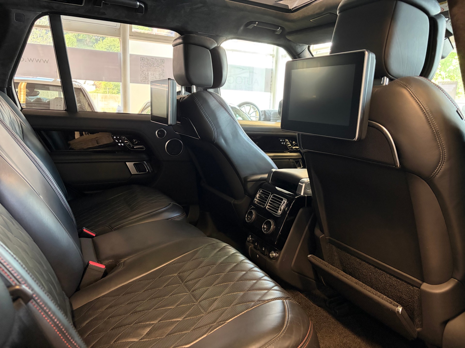 LAND ROVER Range Rover 5.0 V8 S/C SV AB Dynamic | CH | ALL BLACK | Fond Entertain 10" Multimedia | Standheiz. | Pano | HeadUp | Kühlbox |-image-34
