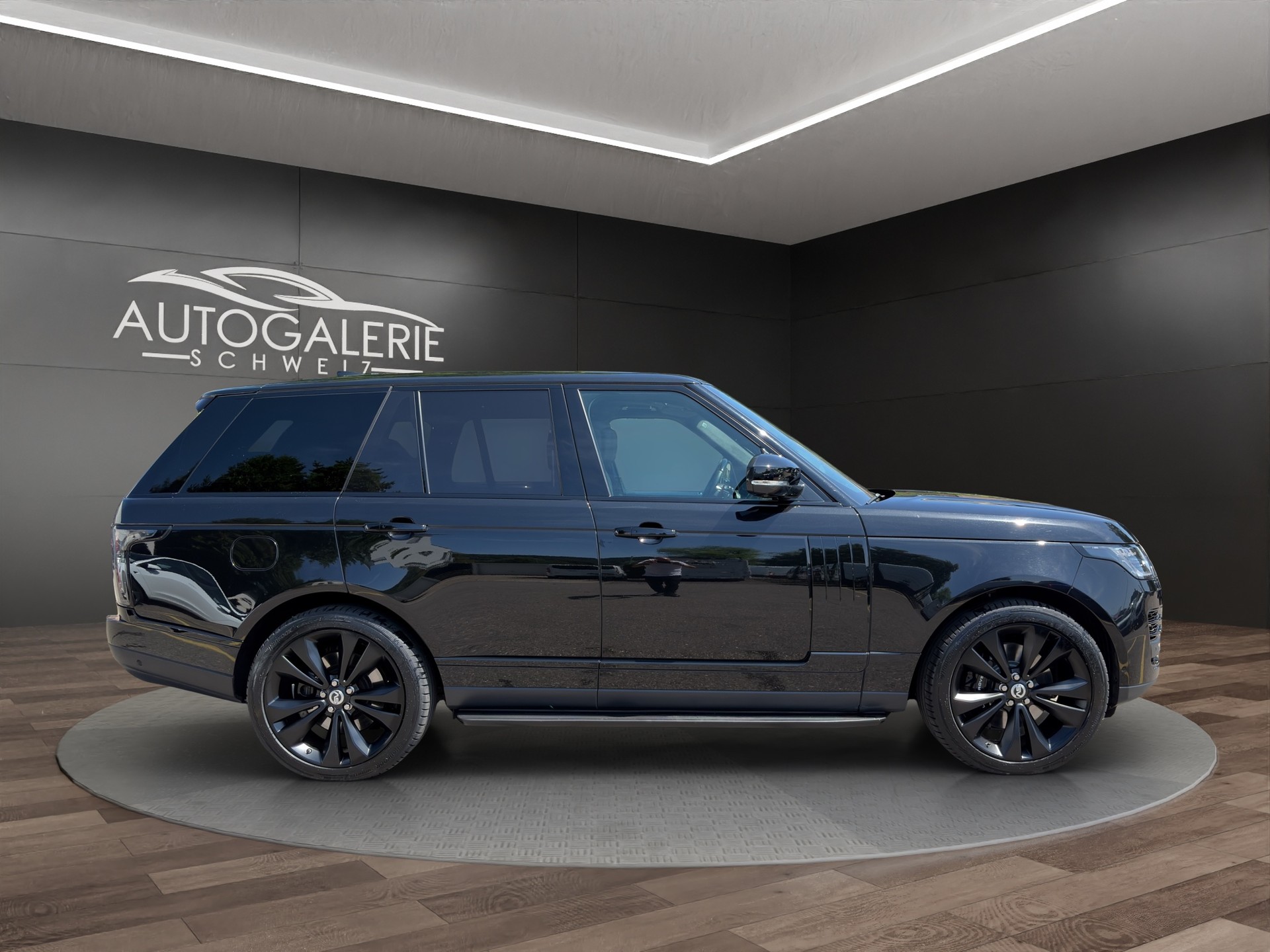 LAND ROVER Range Rover 5.0 V8 S/C SV AB Dynamic | CH | ALL BLACK | Fond Entertain 10" Multimedia | Standheiz. | Pano | HeadUp | Kühlbox |-image-5