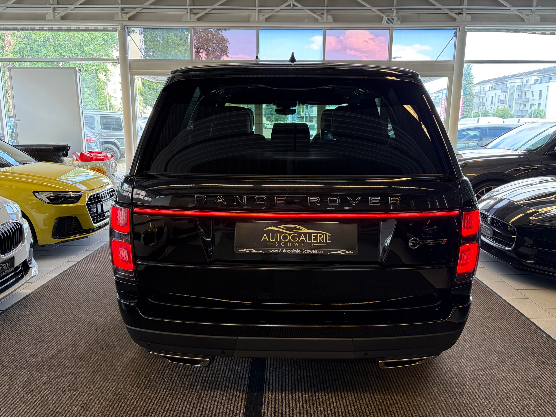 LAND ROVER Range Rover 5.0 V8 S/C SV AB Dynamic | CH | ALL BLACK | Fond Entertain 10" Multimedia | Standheiz. | Pano | HeadUp | Kühlbox |-image-29