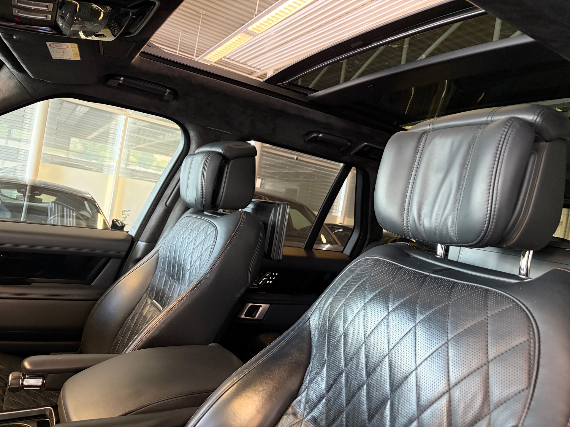 LAND ROVER Range Rover 5.0 V8 S/C SV AB Dynamic | CH | ALL BLACK | Fond Entertain 10" Multimedia | Standheiz. | Pano | HeadUp | Kühlbox |-image-12