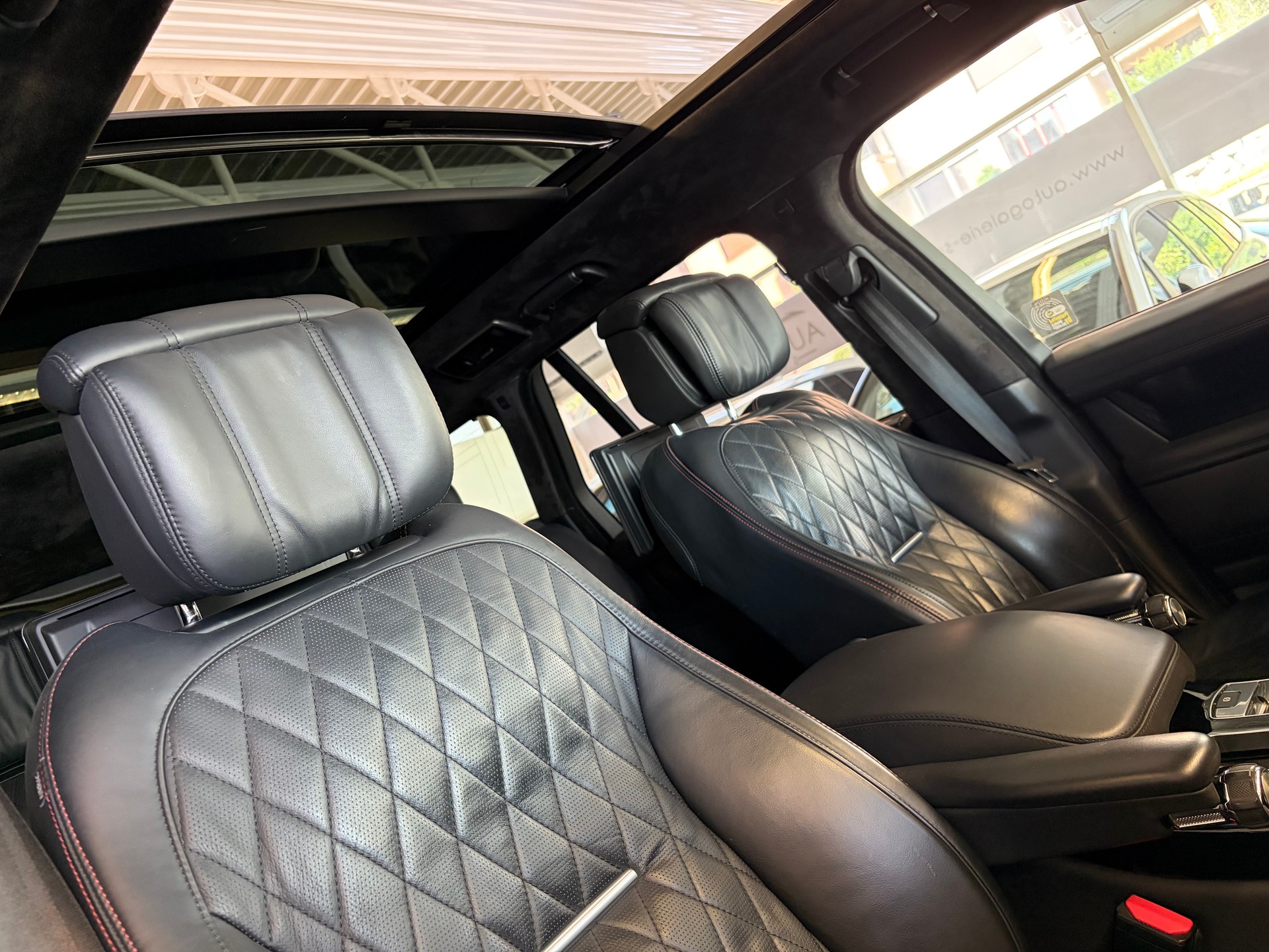 LAND ROVER Range Rover 5.0 V8 S/C SV AB Dynamic | CH | ALL BLACK | Fond Entertain 10" Multimedia | Standheiz. | Pano | HeadUp | Kühlbox |-image-37