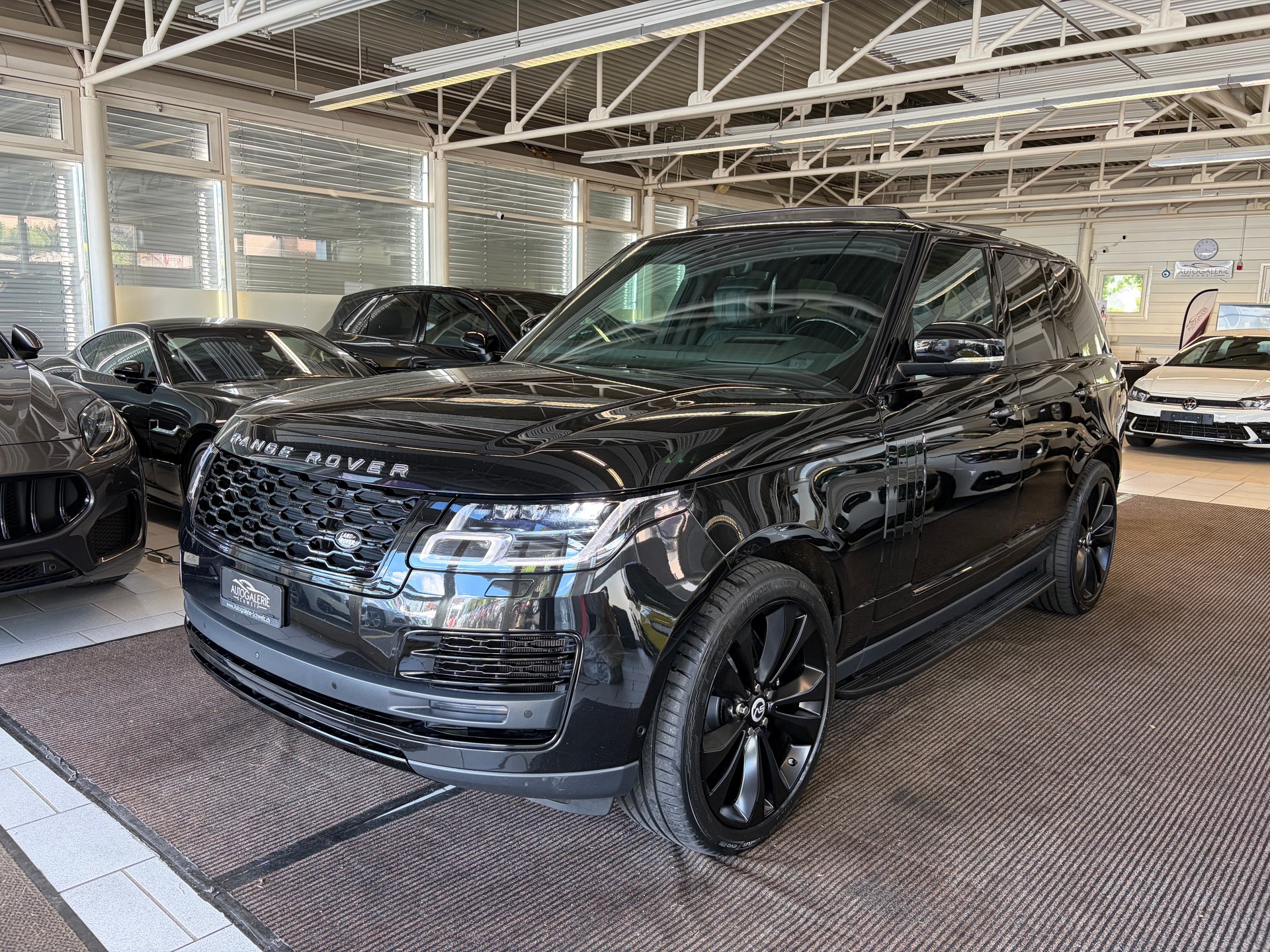 LAND ROVER Range Rover 5.0 V8 S/C SV AB Dynamic | CH | ALL BLACK | Fond Entertain 10" Multimedia | Standheiz. | Pano | HeadUp | Kühlbox |-image-8
